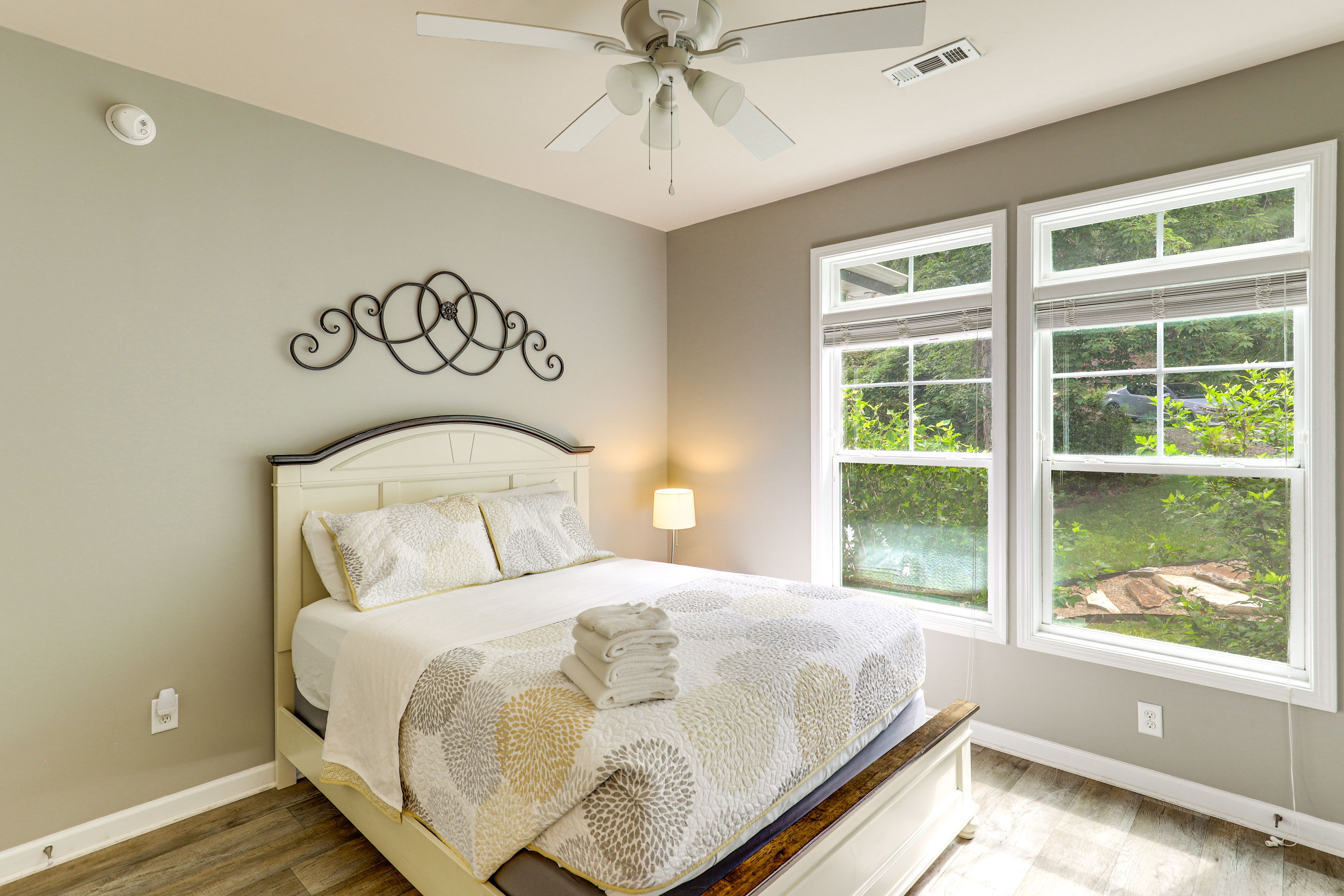 Bedroom 2 | Queen Bed