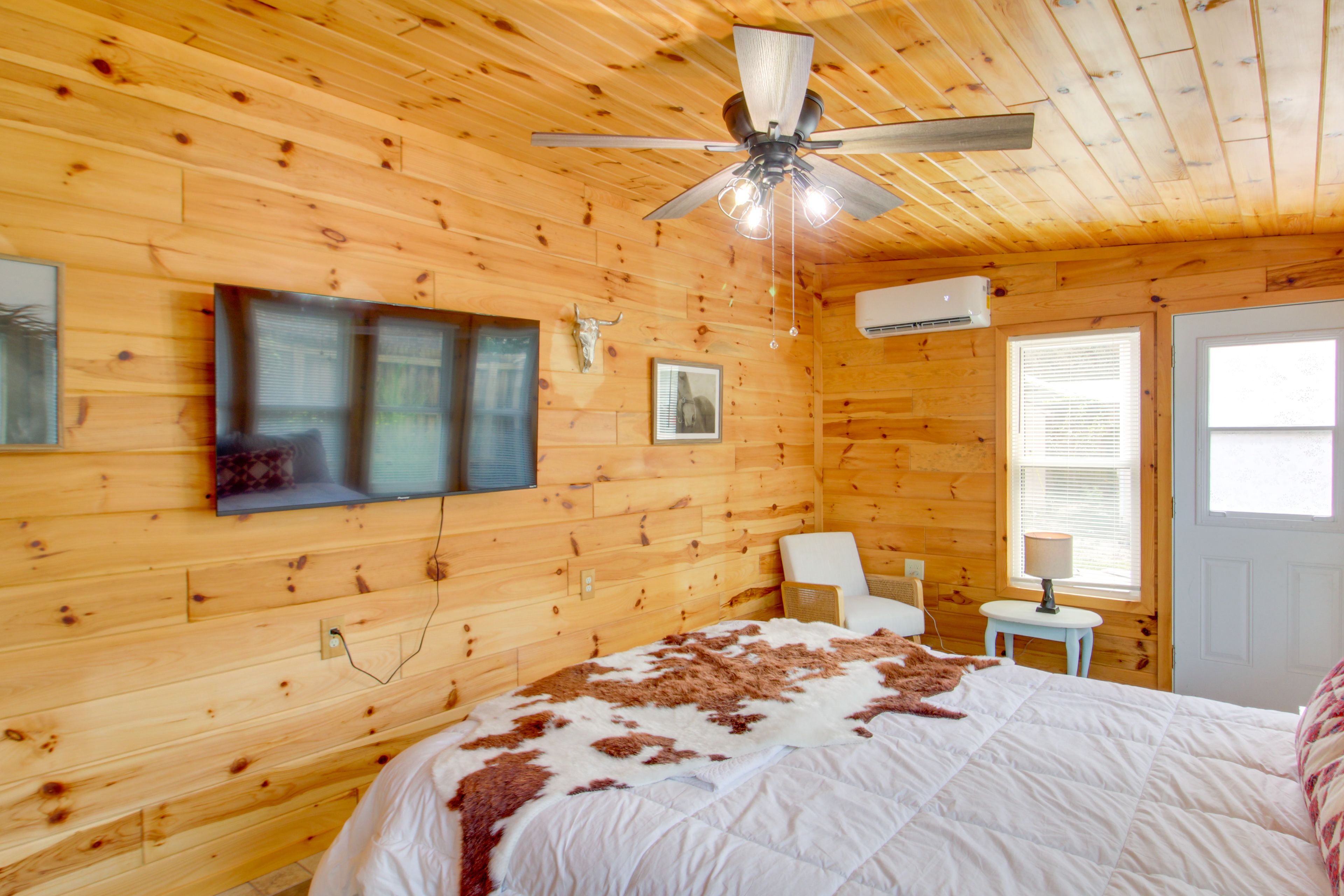 Bedroom | Queen Bed | Desk | Smart TV