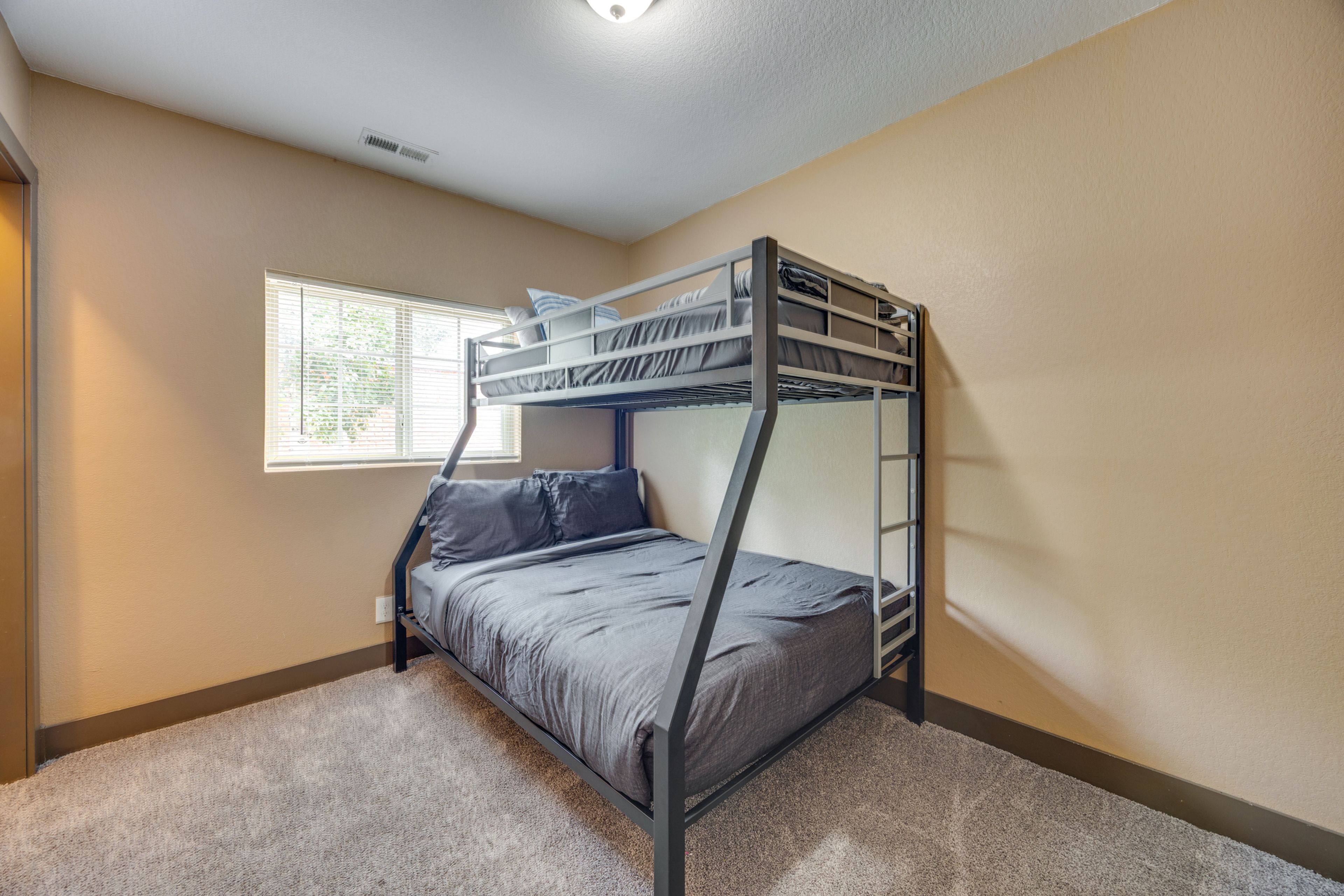 Bedroom 2 | Twin/Full Bunk Bed