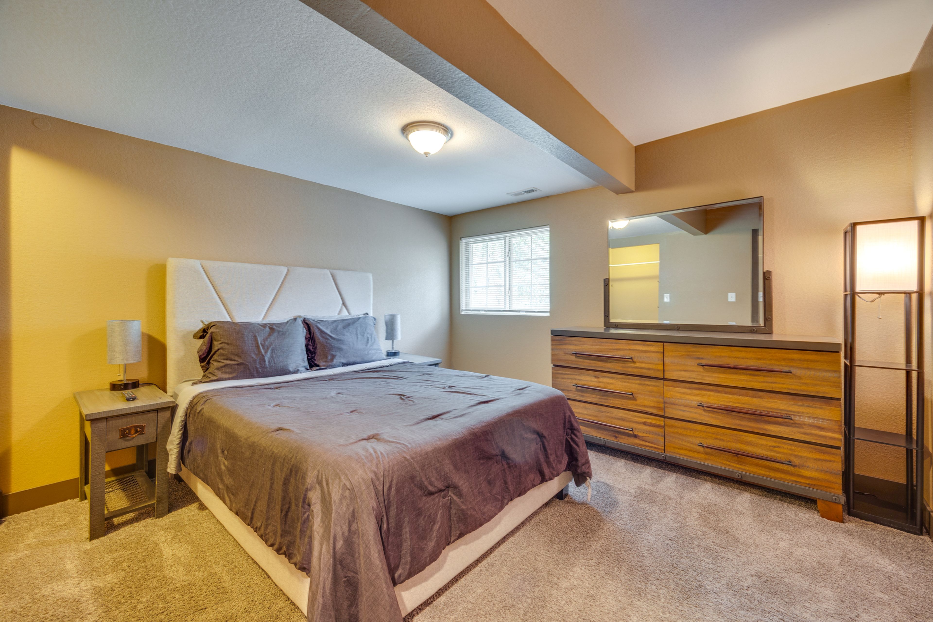 Bedroom 1 | Queen Bed