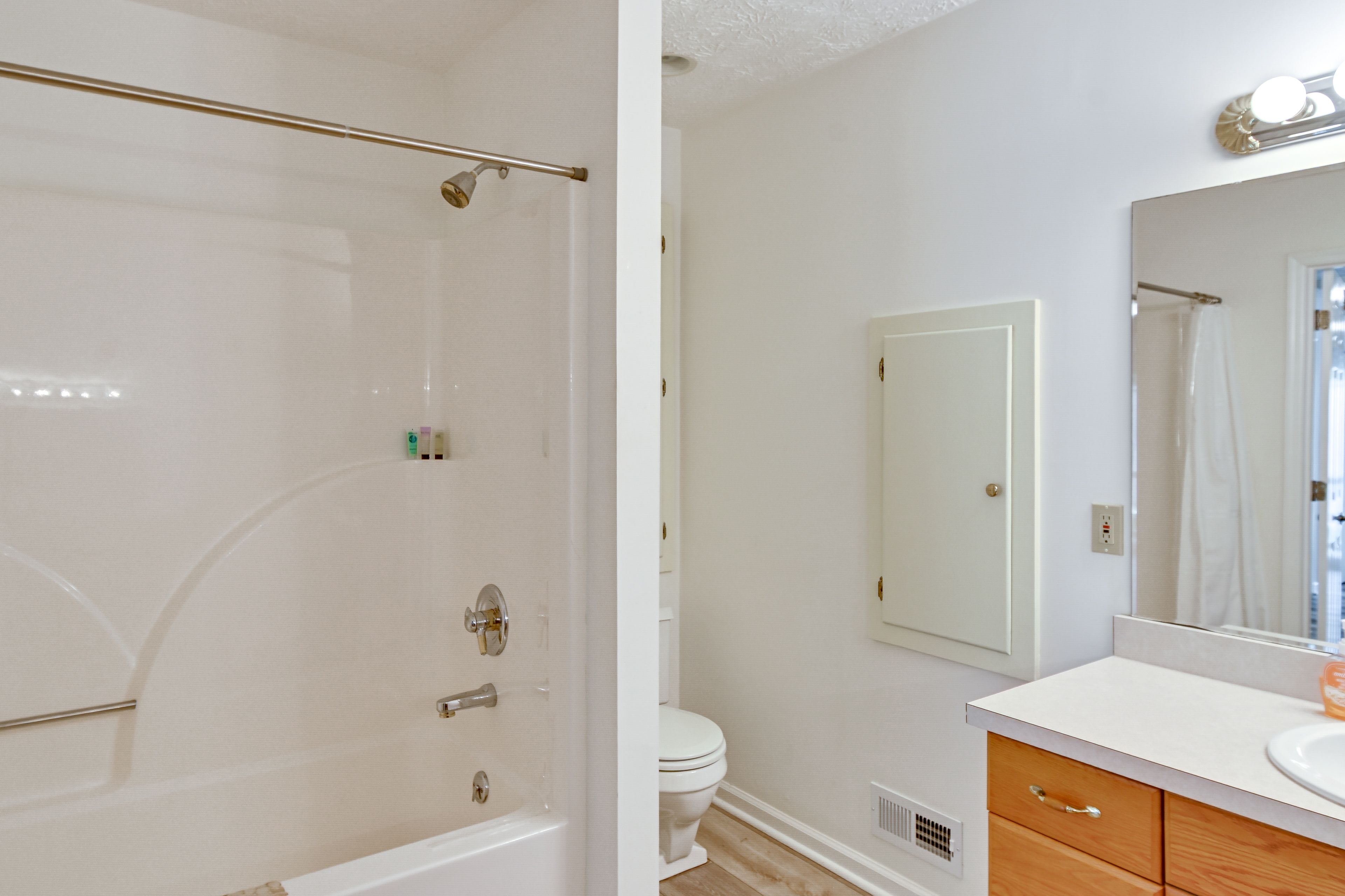 Full Bathroom | 2nd Floor