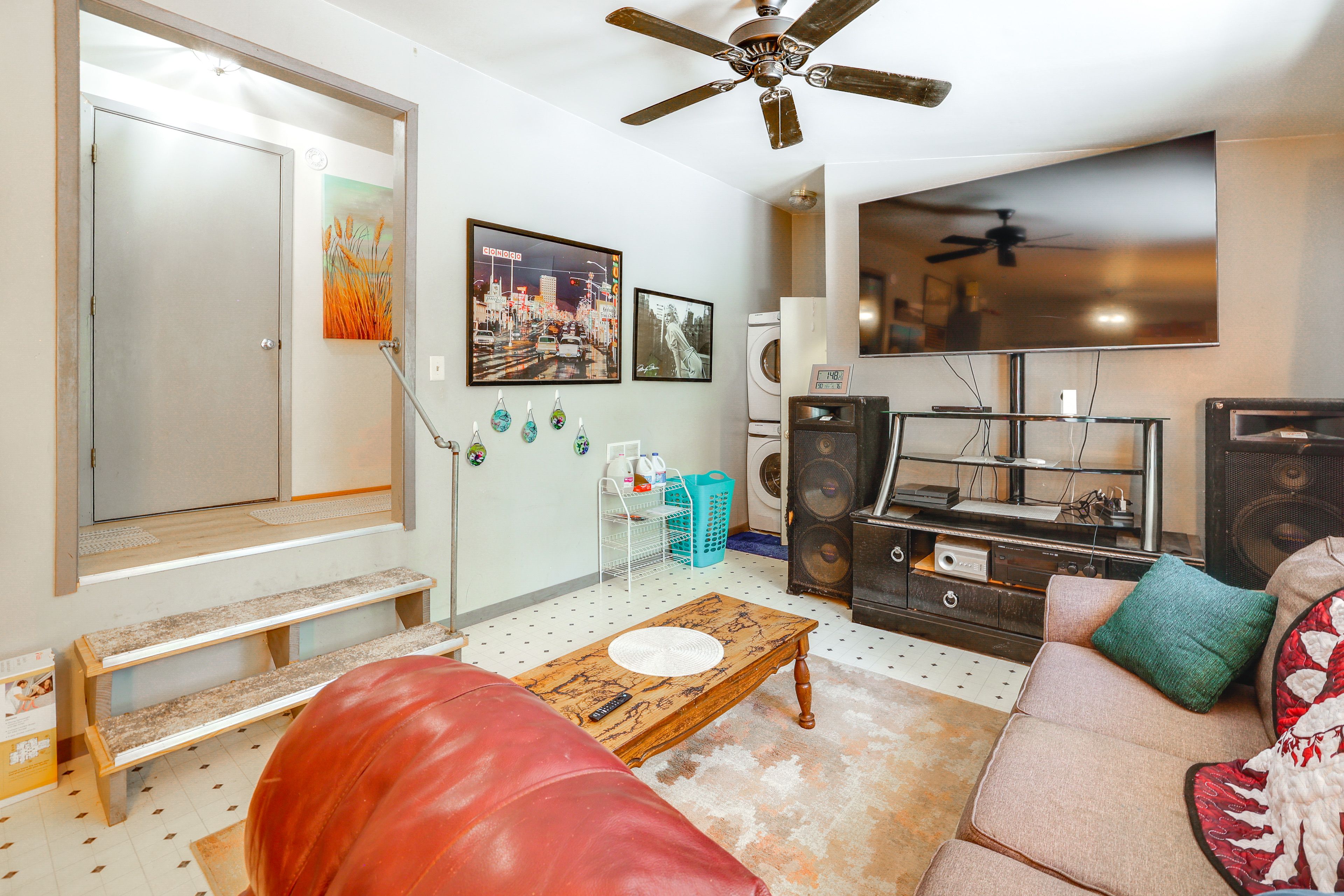 Living Room | Smart TV | Speakers