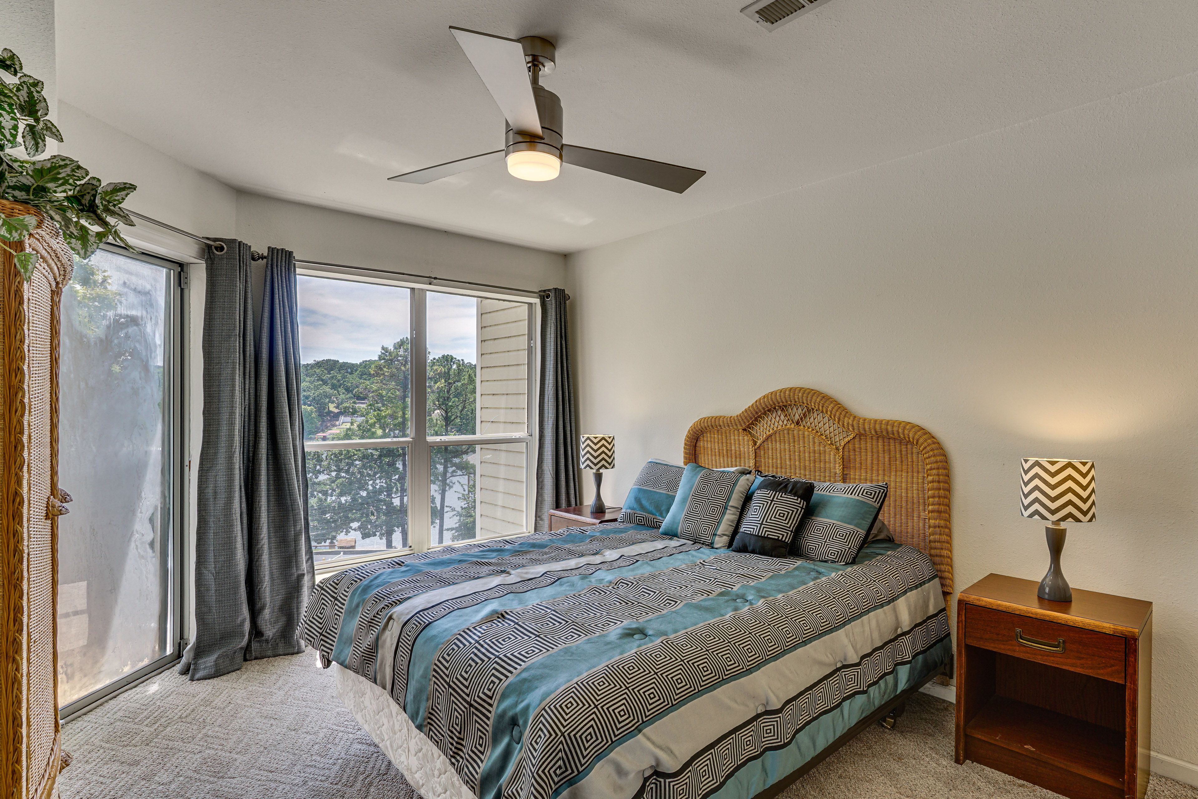 Bedroom 1 | Queen Bed