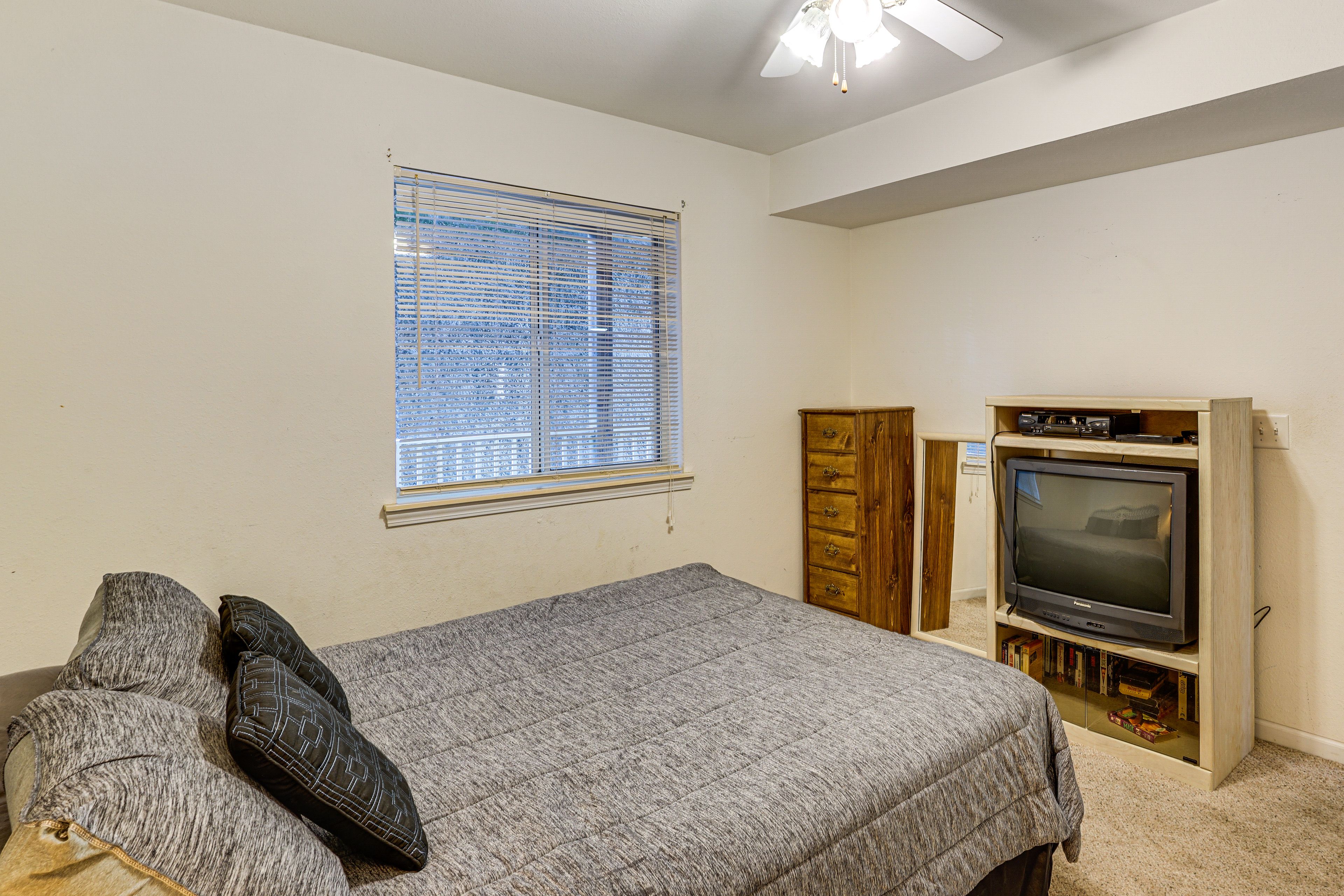 Bedroom 2 | Queen Bed