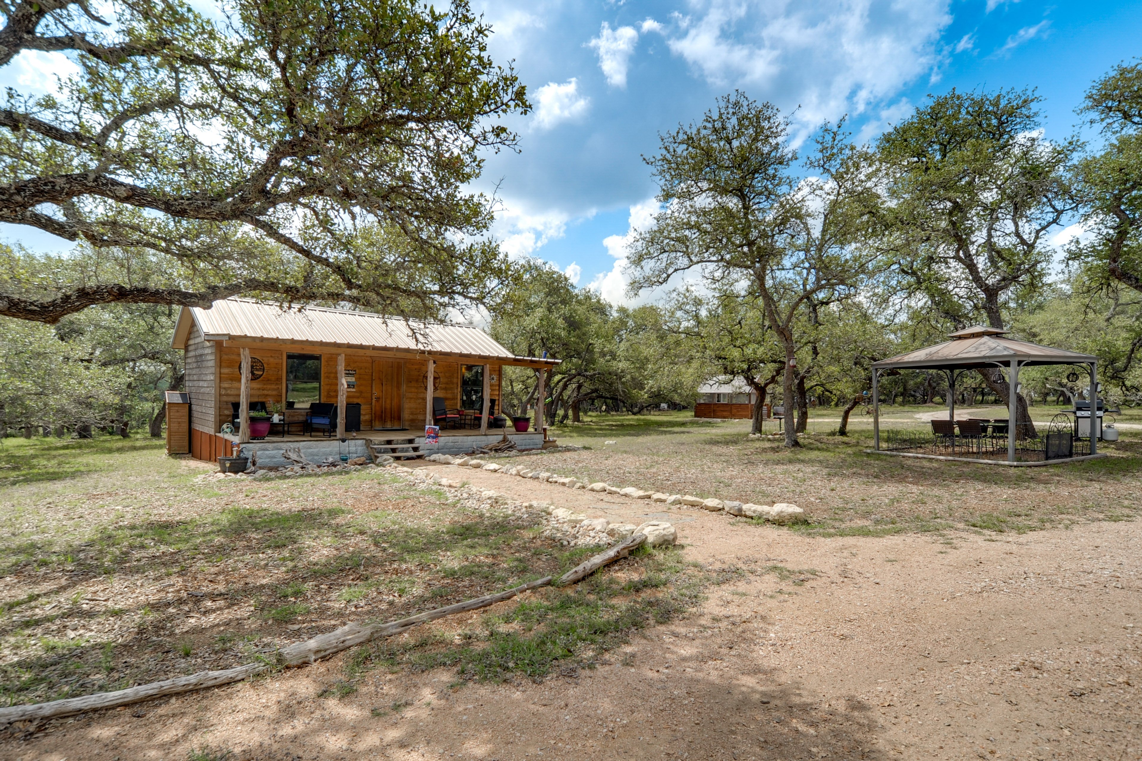 Johnson City Vacation Rental | 2 Studios | 2BA | 840 Sq Ft | 3 Steps for Access