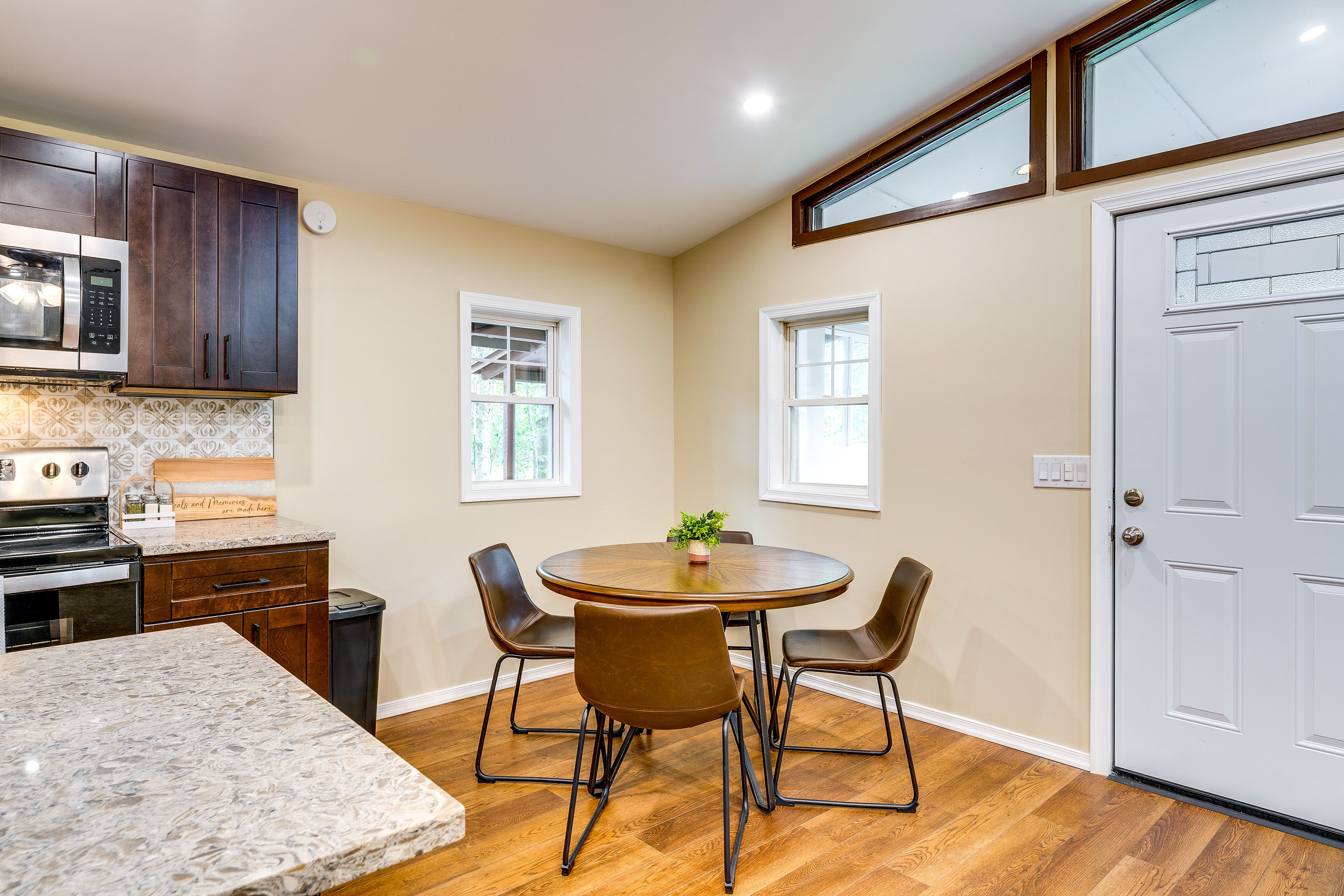 Dining Area | Dishes & Flatware Provided