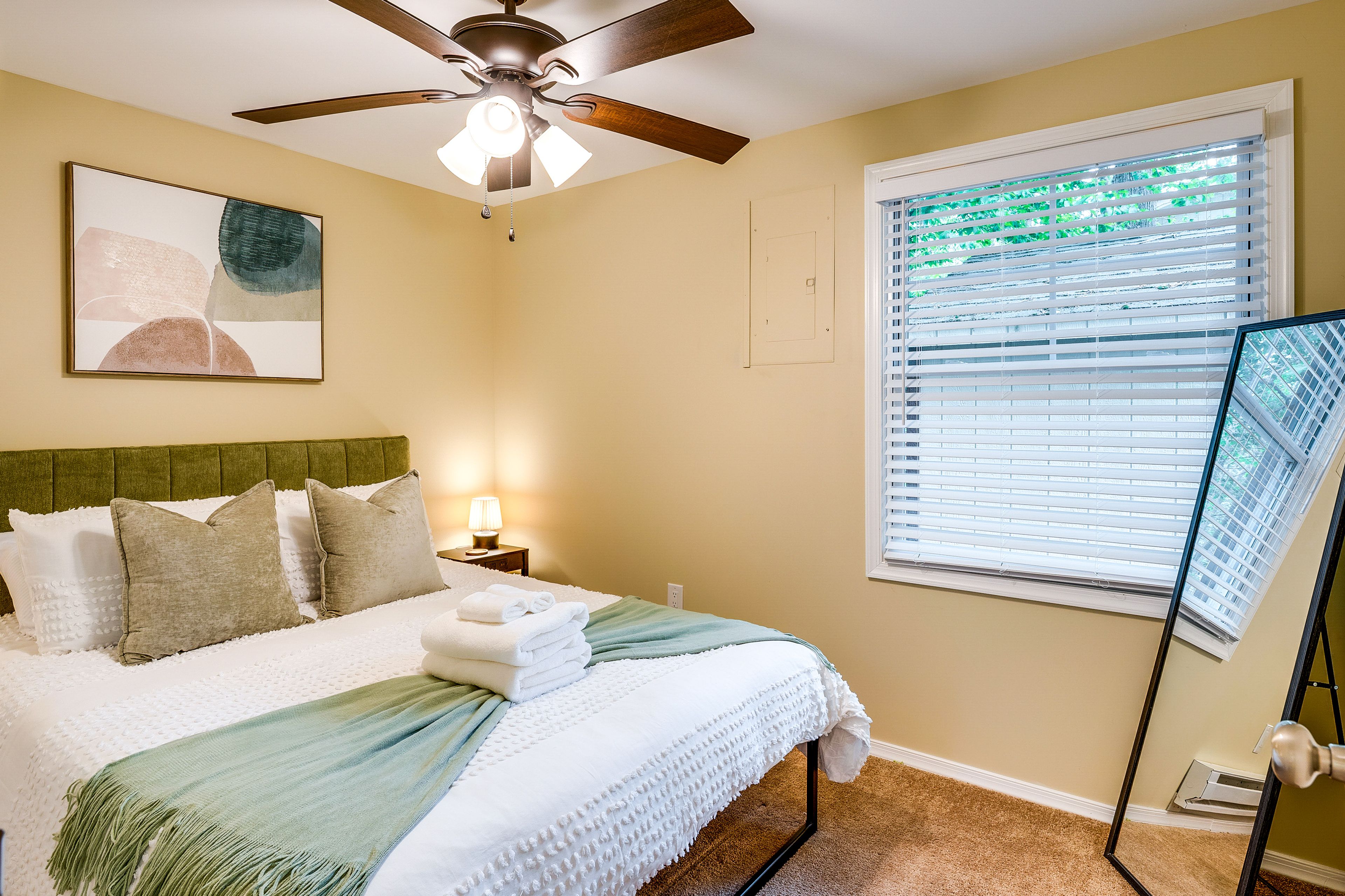 Bedroom 2 | Queen Bed