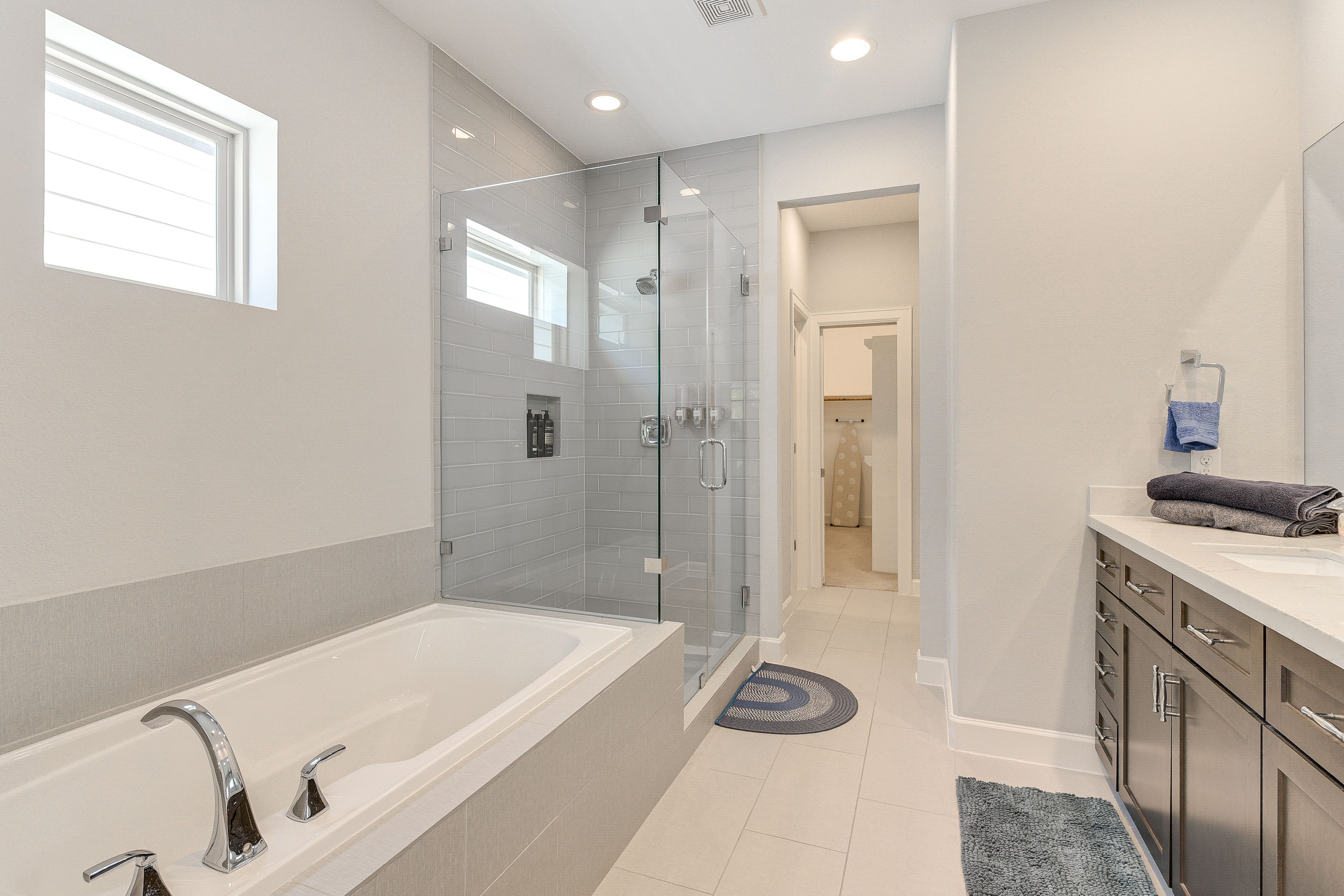 Full Bathroom | 3rd Floor | Walk-In Closet | Washer & Dryer