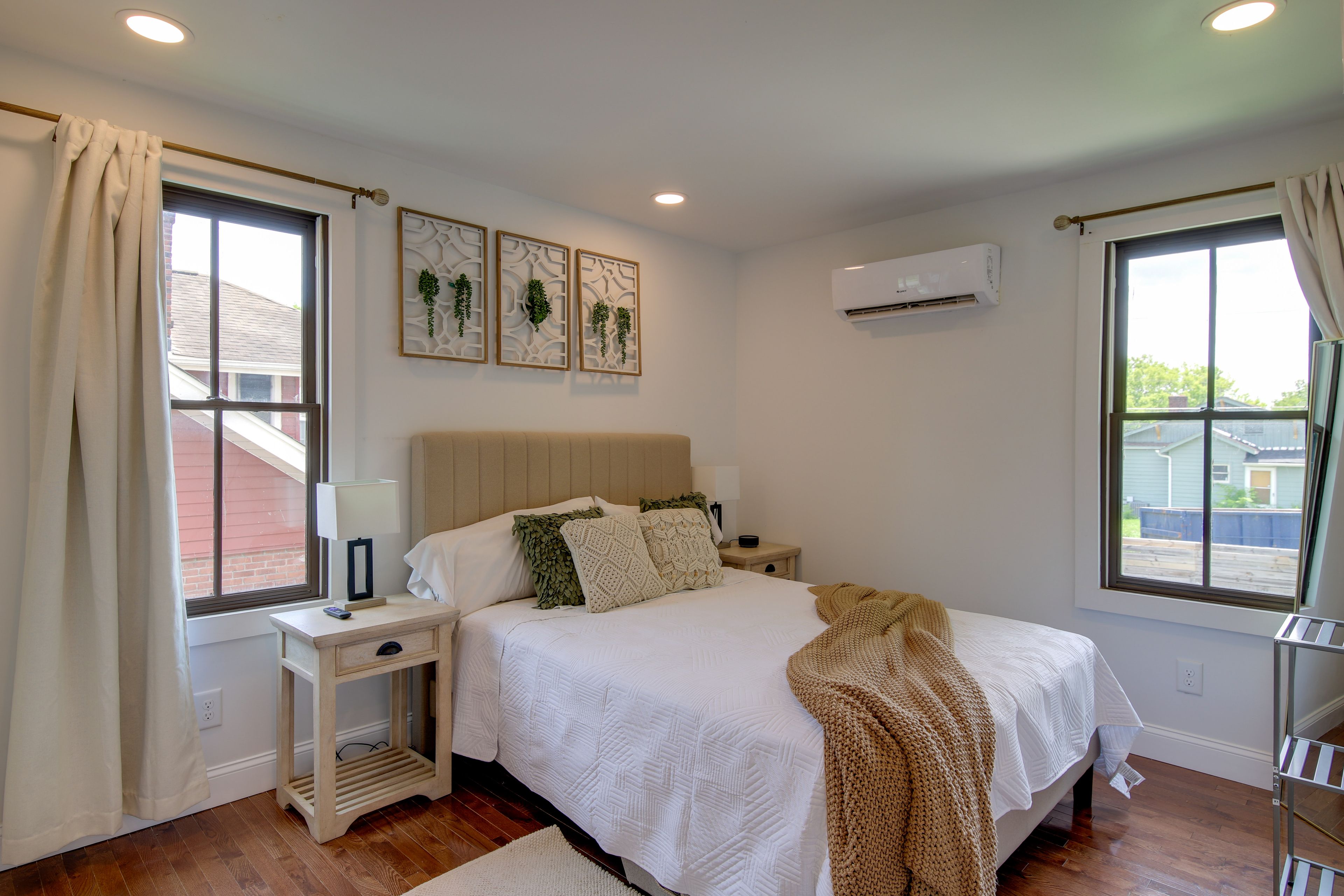 Bedroom | Queen Bed
