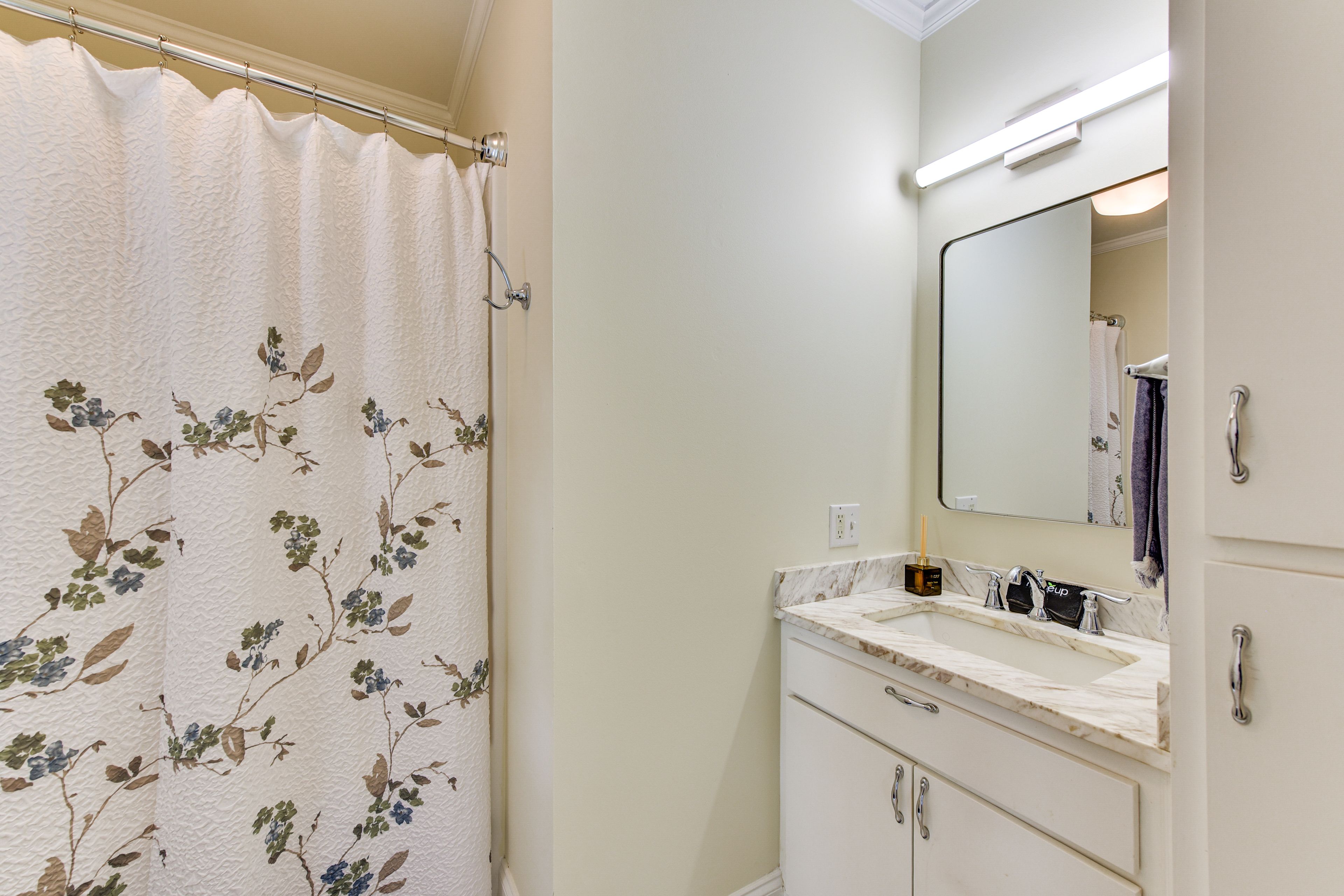 Bathroom | Main Floor