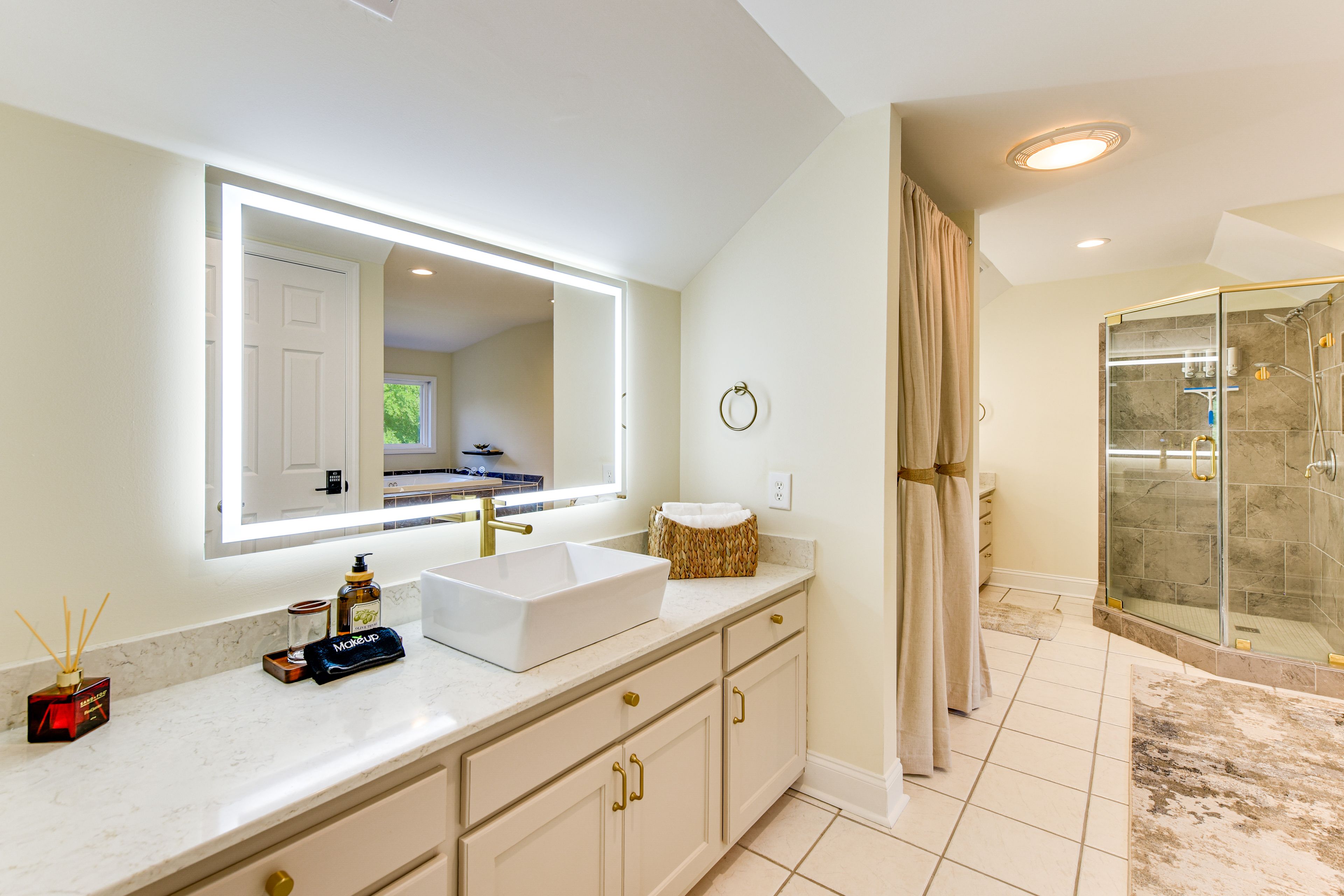 Bathroom | Upper Floor