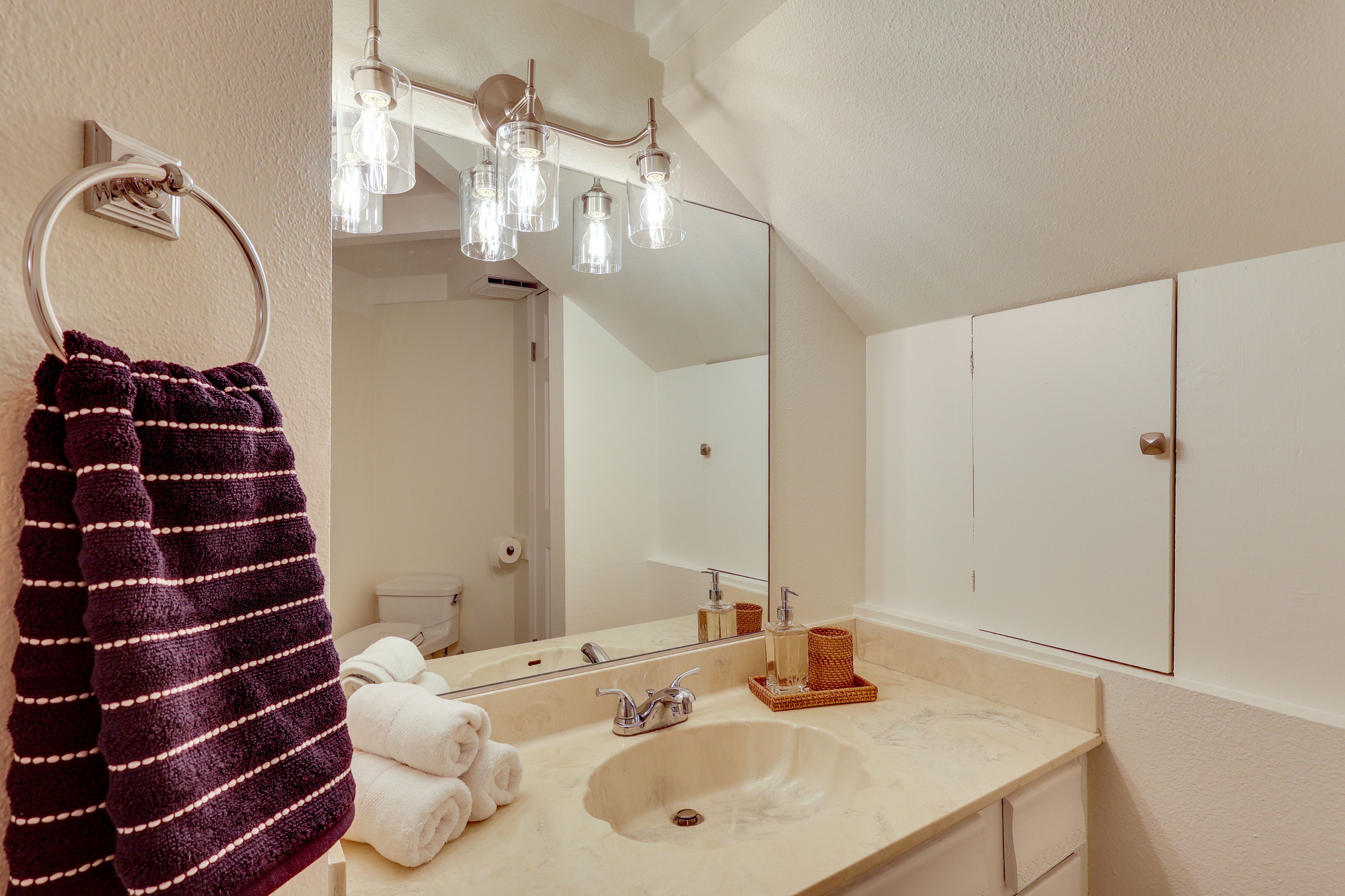 Half Bathroom | 1st Floor