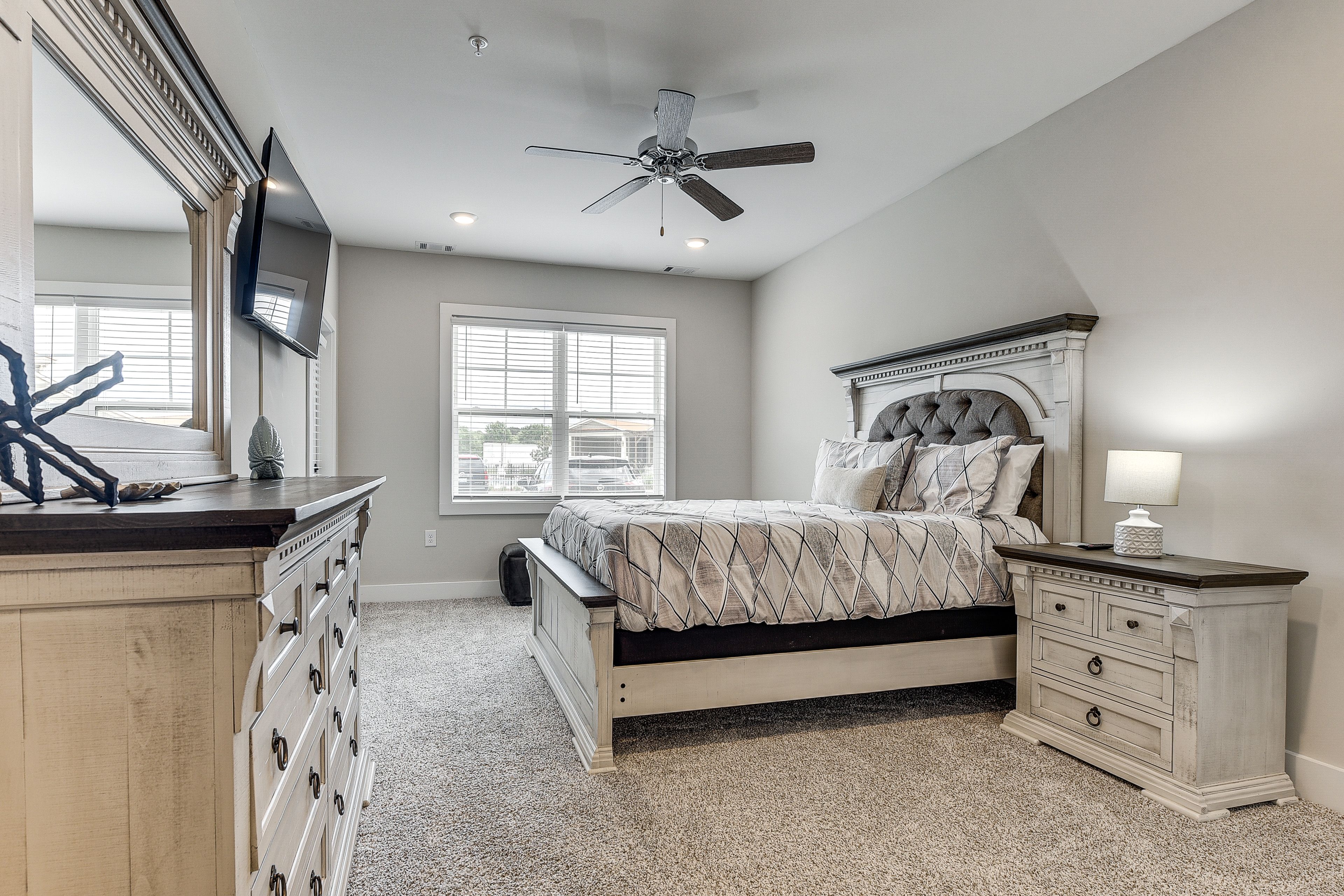 Bedroom 1 | Queen Bed