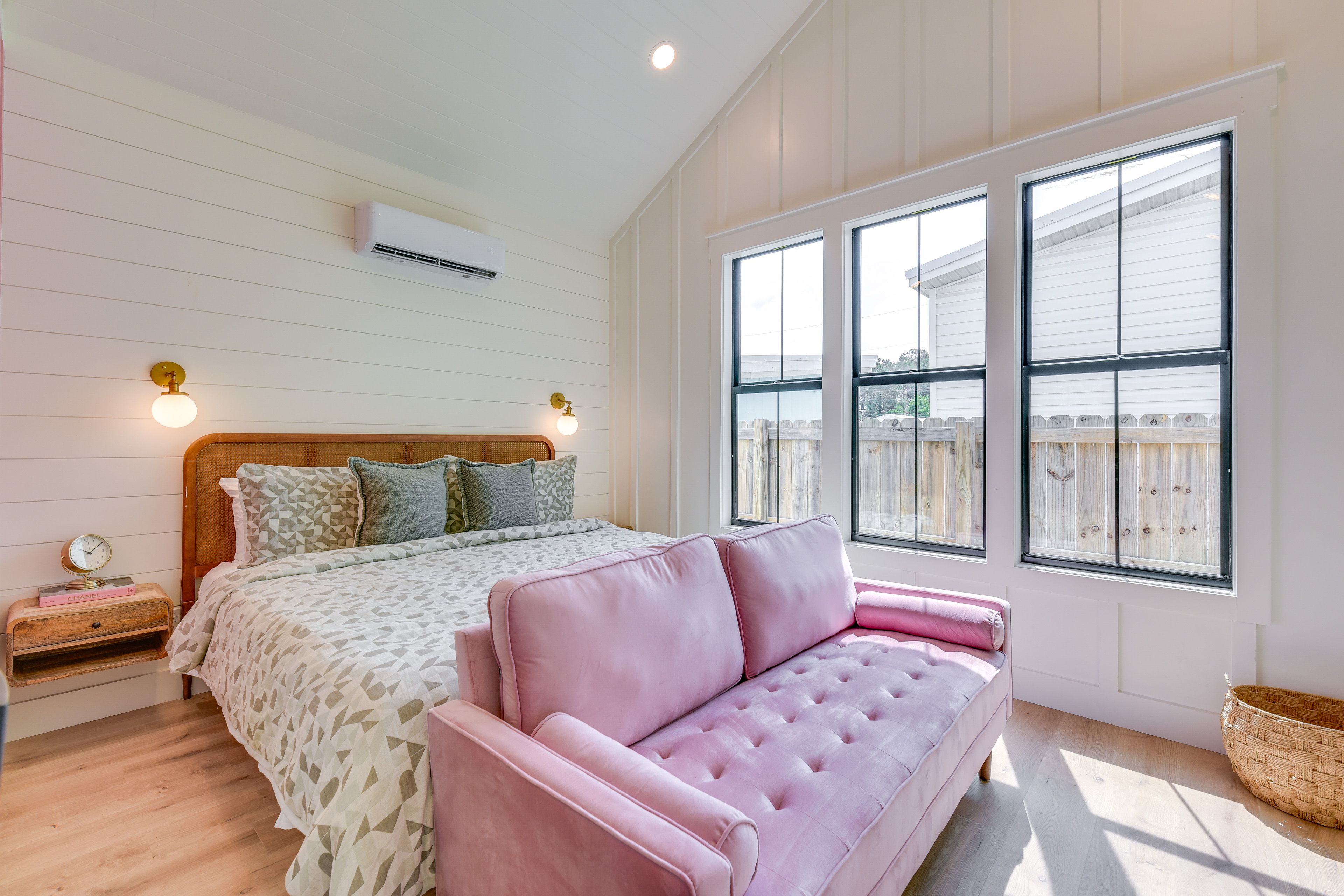 Bedroom 5 (Studio) | King Bed