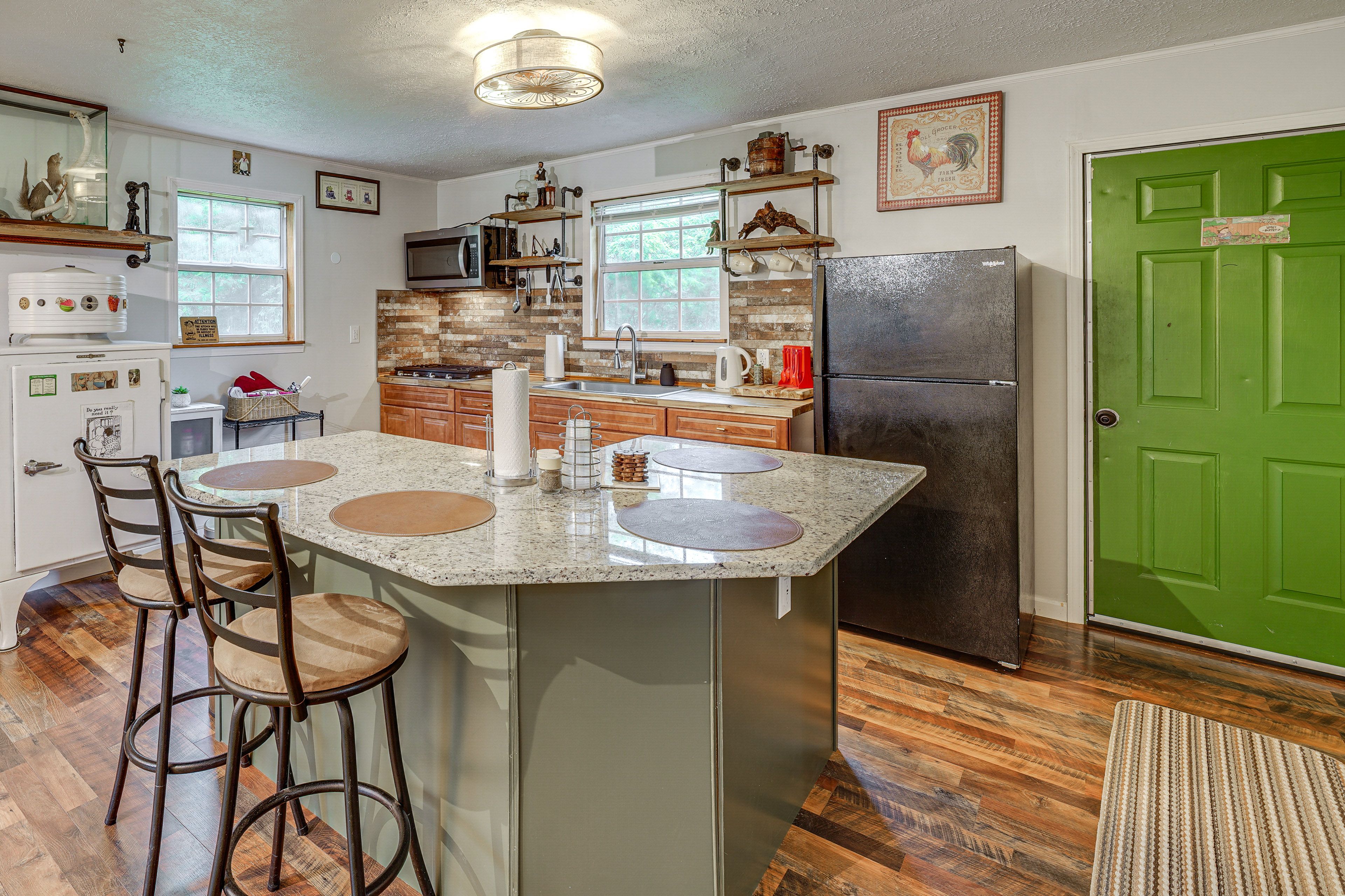 Kitchen | Cooking Basics | Dining Area | Dishes & Flatware Provided