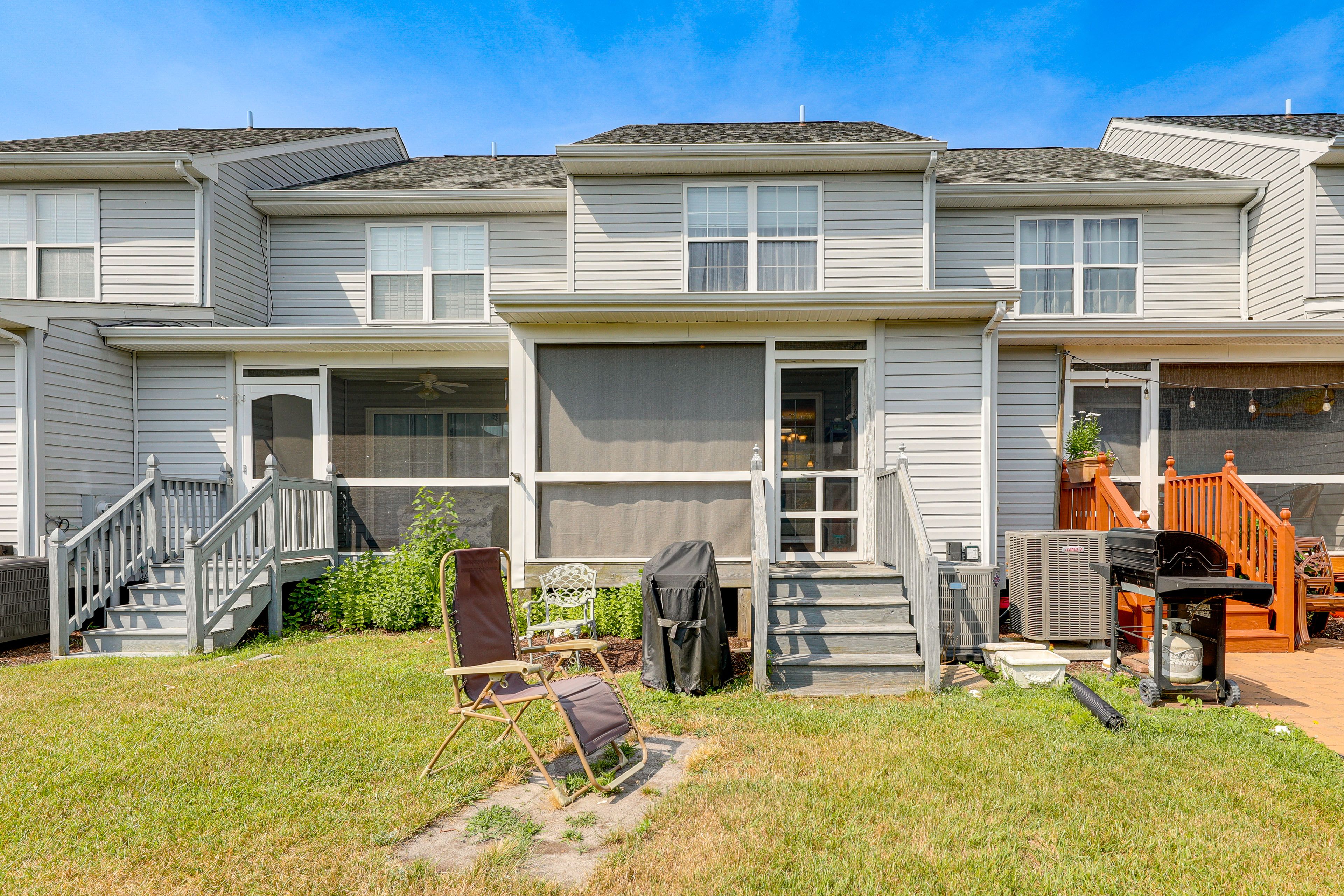 Small Backyard w/ Seating | Gas Grill