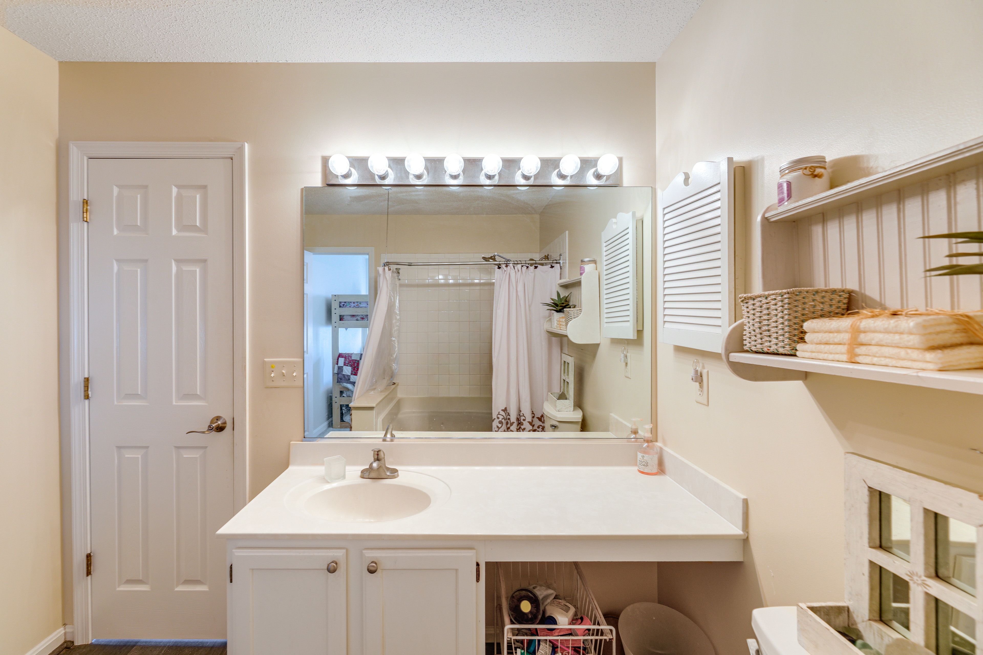 Full Bathroom | 2nd Floor