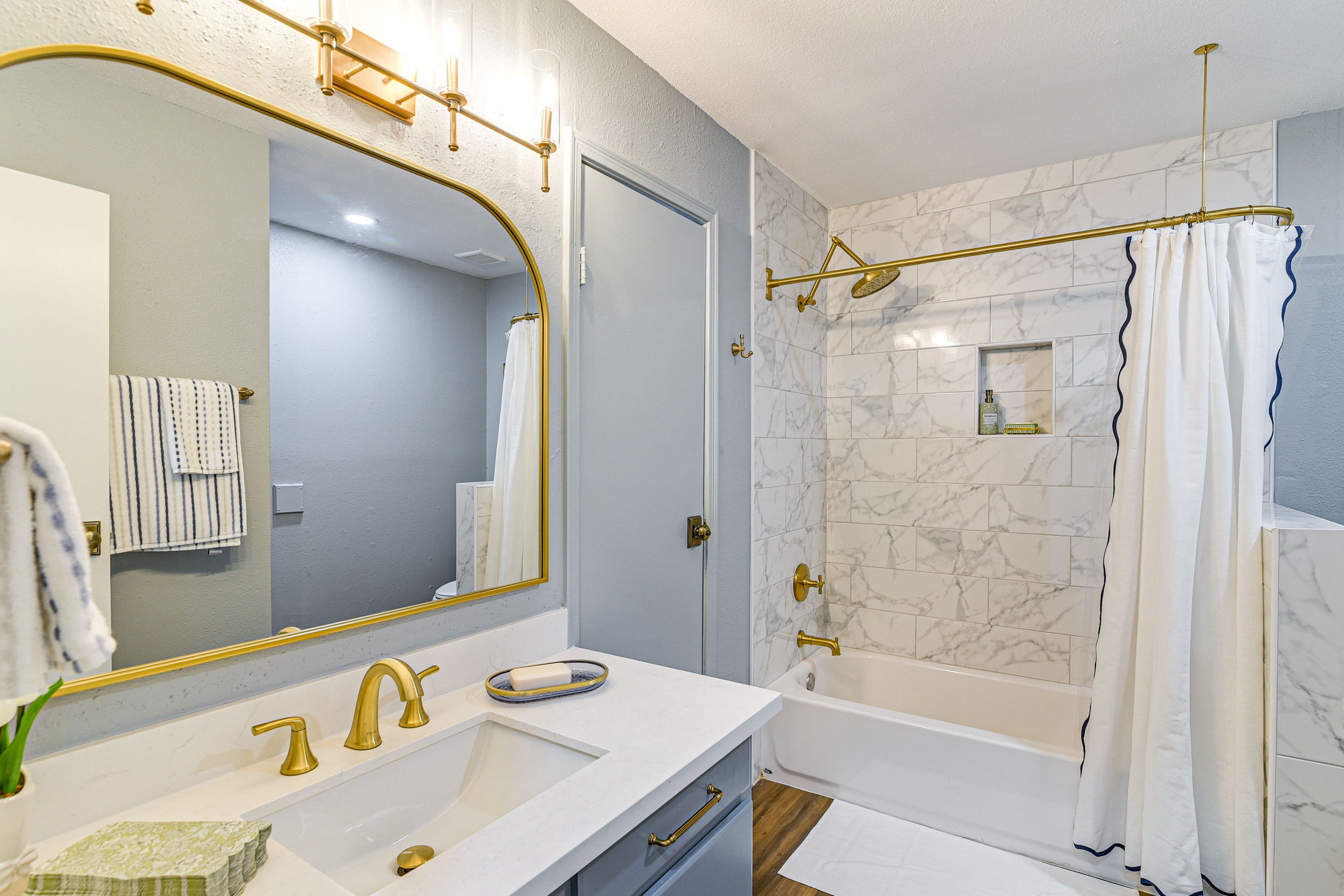 Full Bathroom | 2nd Floor