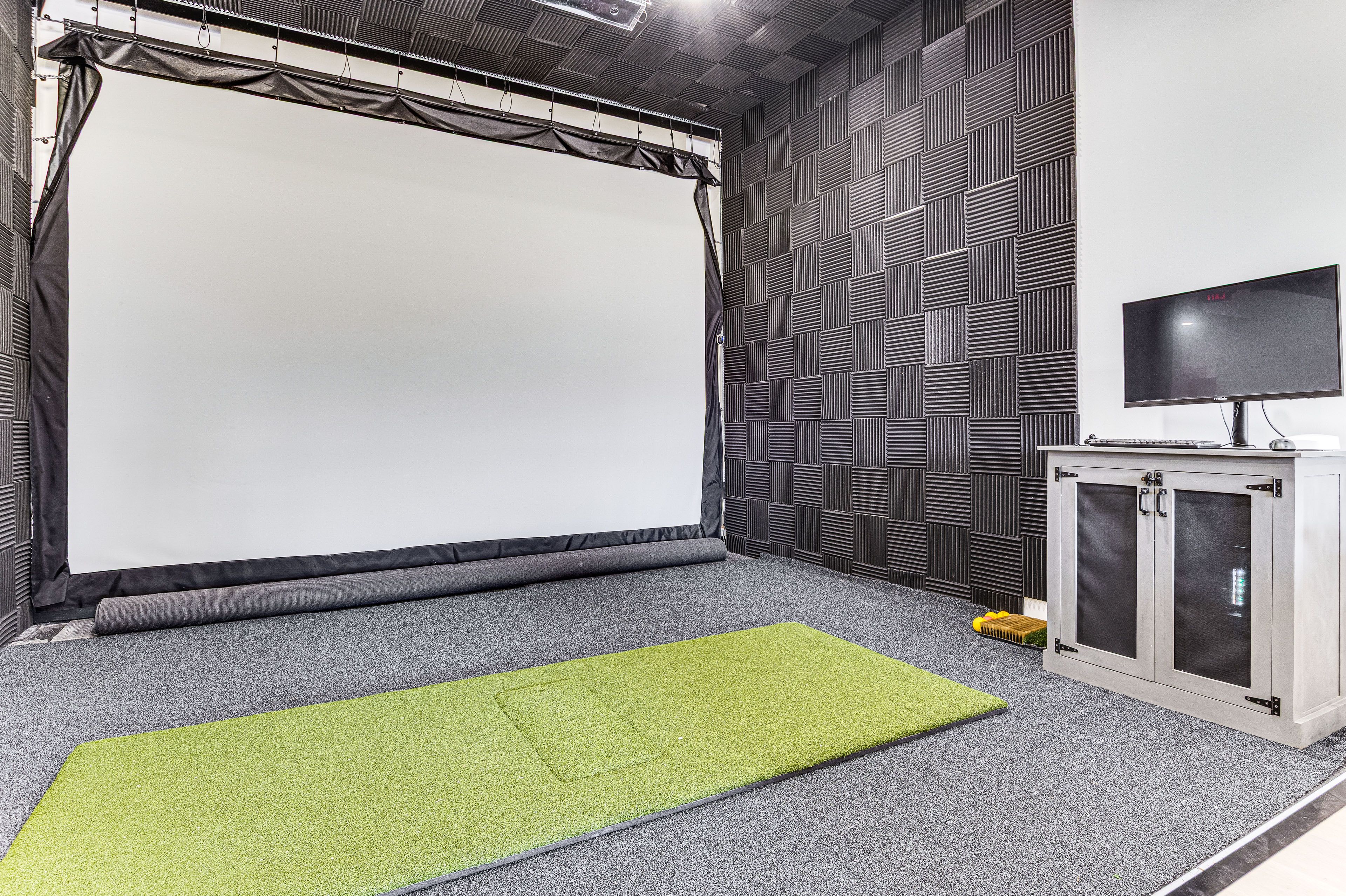 Uneekor EYE XO2 Golf Simulator