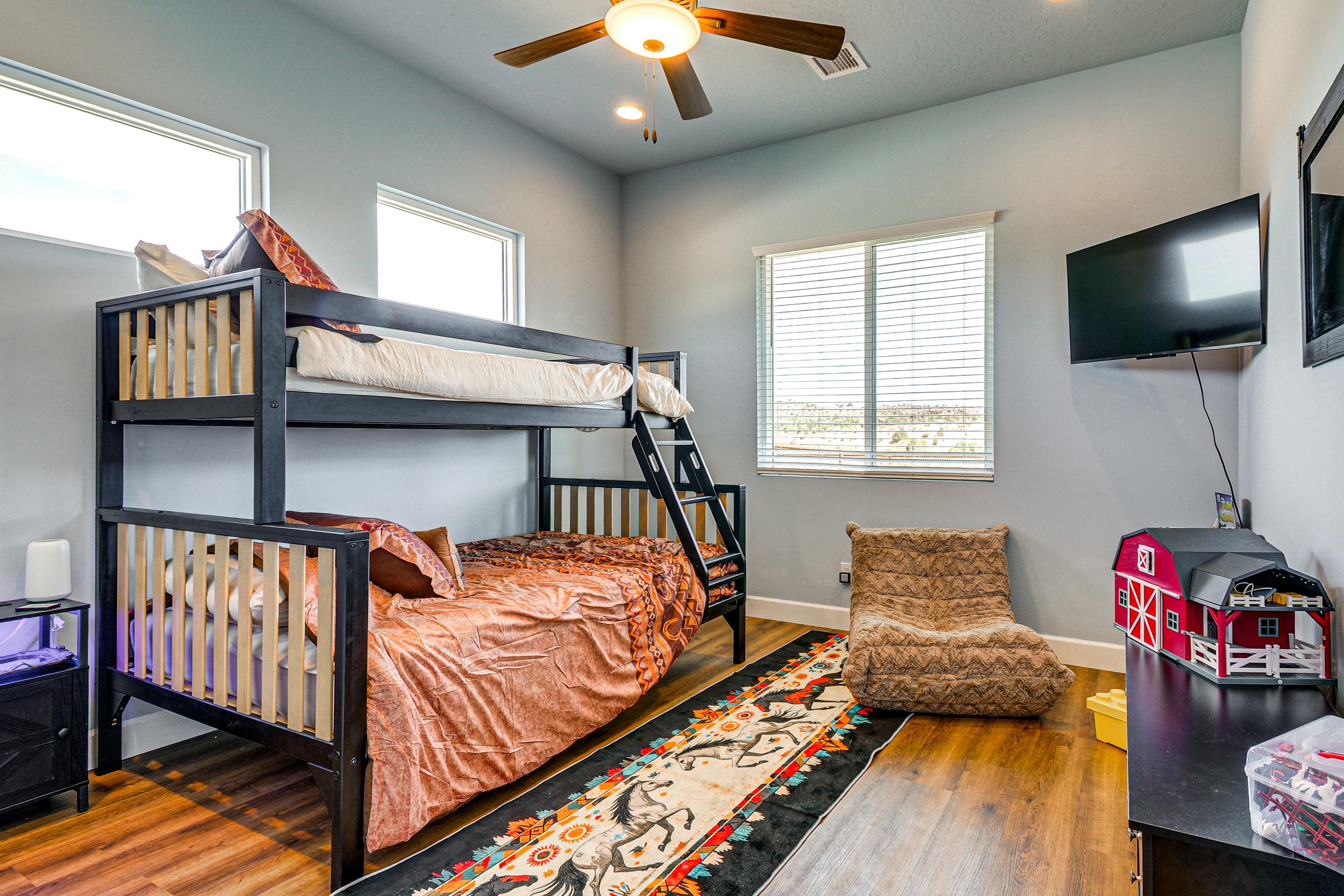 Bedroom 4 | Twin/Full Bunk Bed