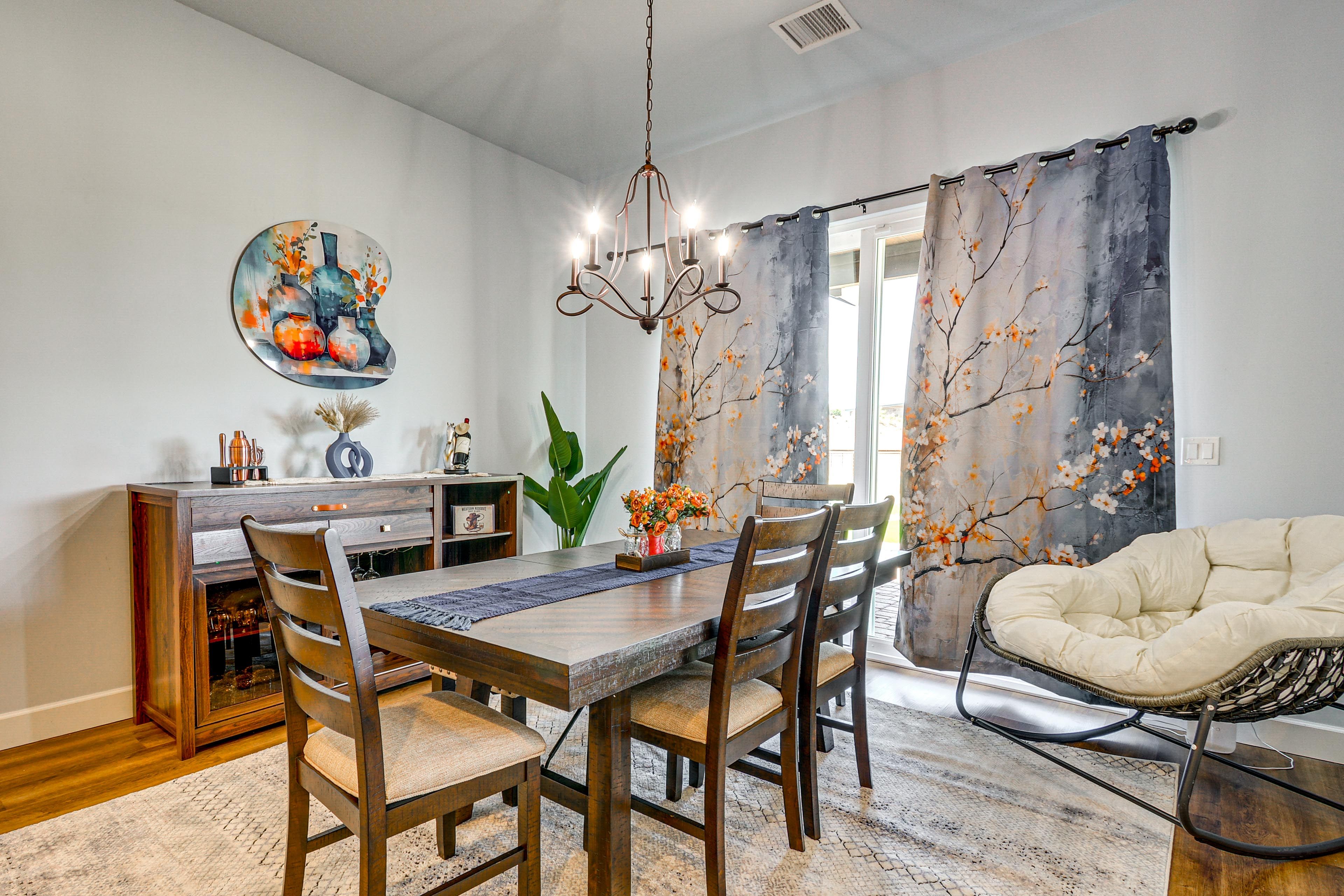 Dining Area | Dishware/Flatware Provided