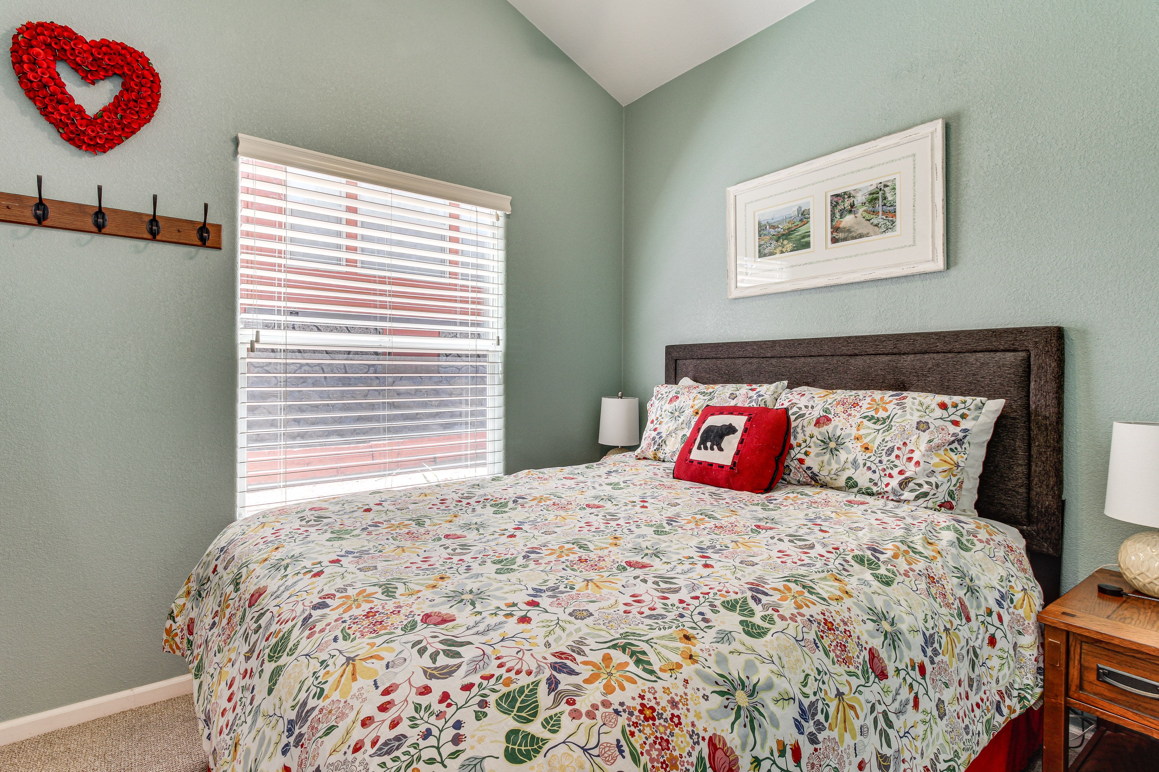 Bedroom | Queen Bed