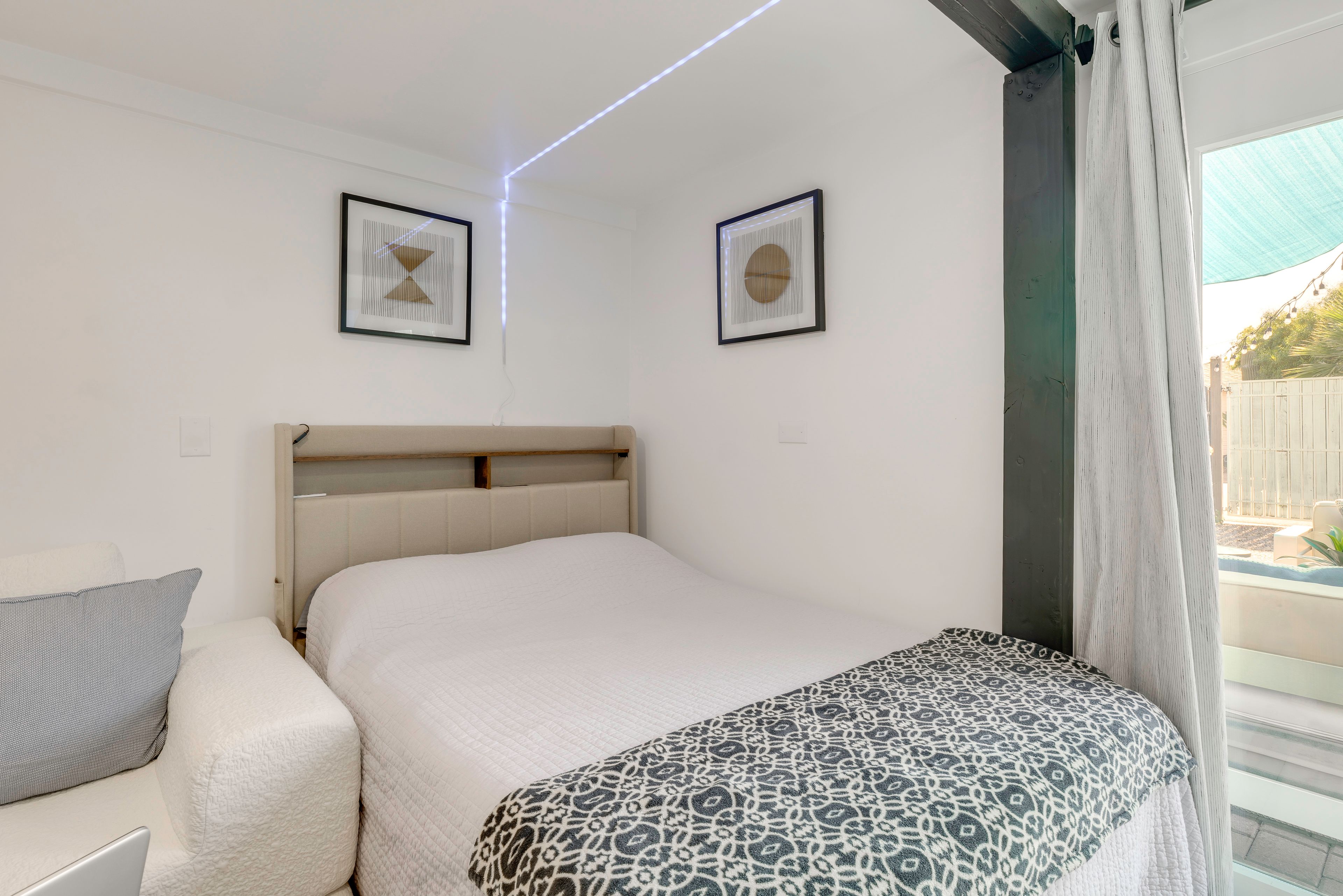 Studio | Queen Bed