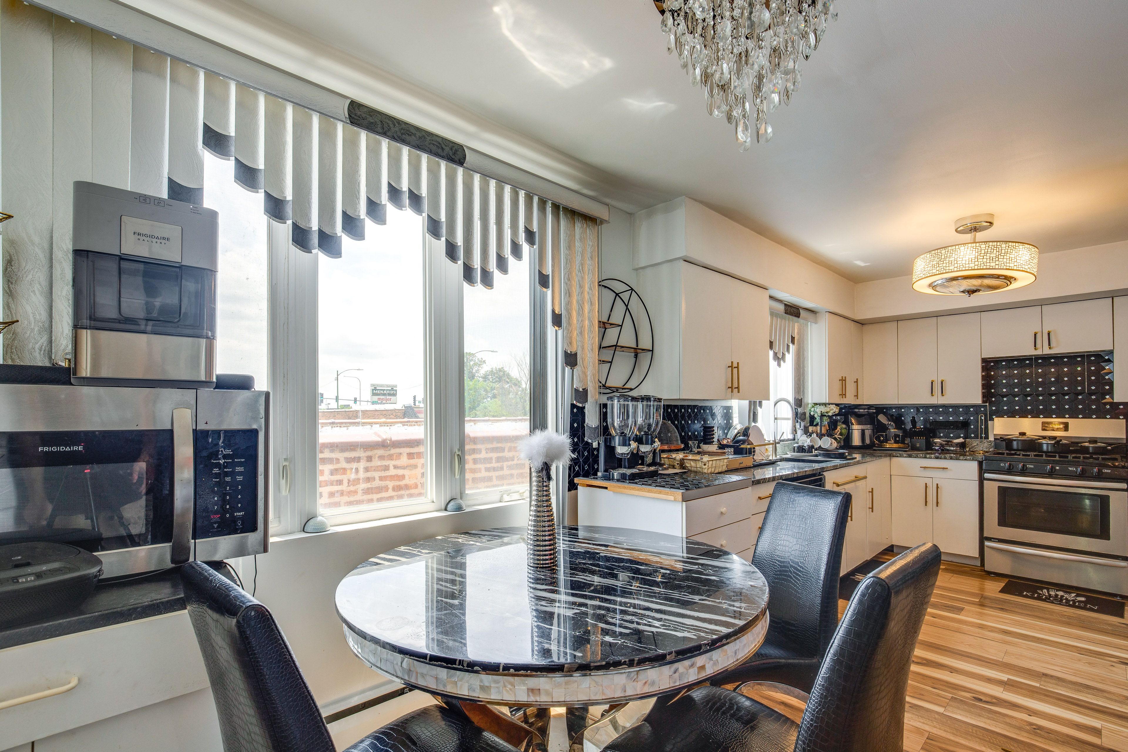 Dining Area | Dishware/Flatware Provided
