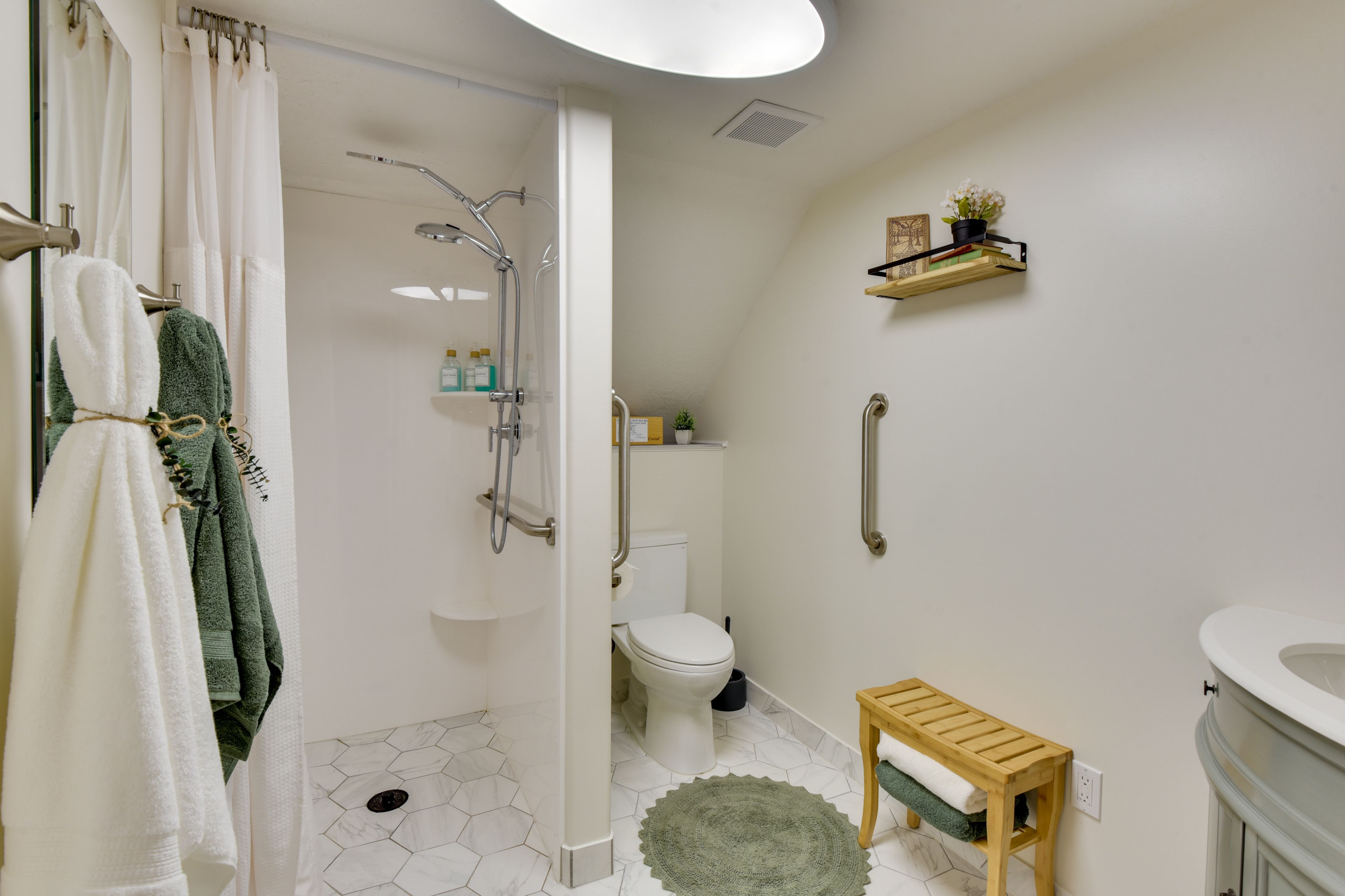 Full Bathroom | Towels & Linens Provided