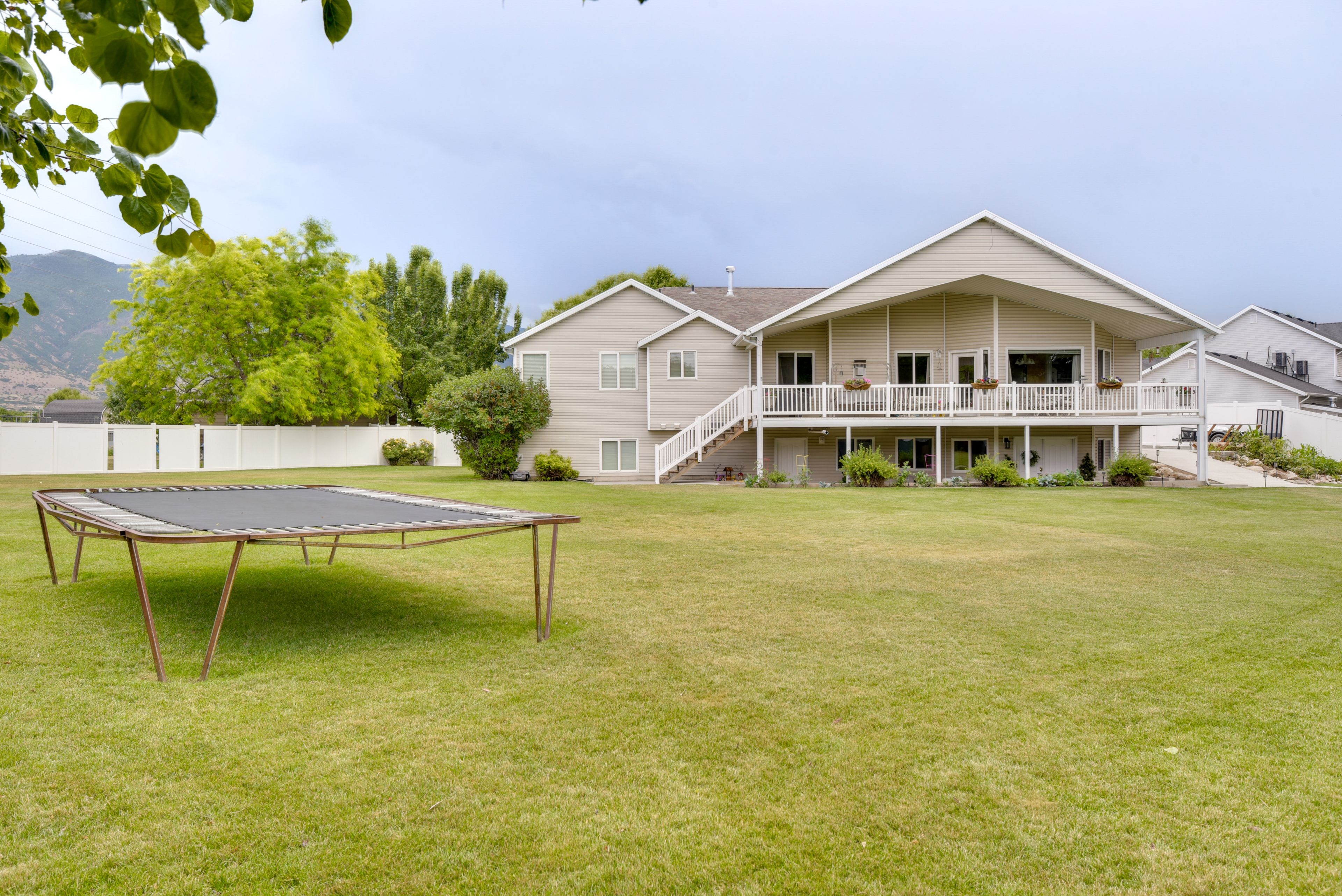 Shared Yard | Trampoline