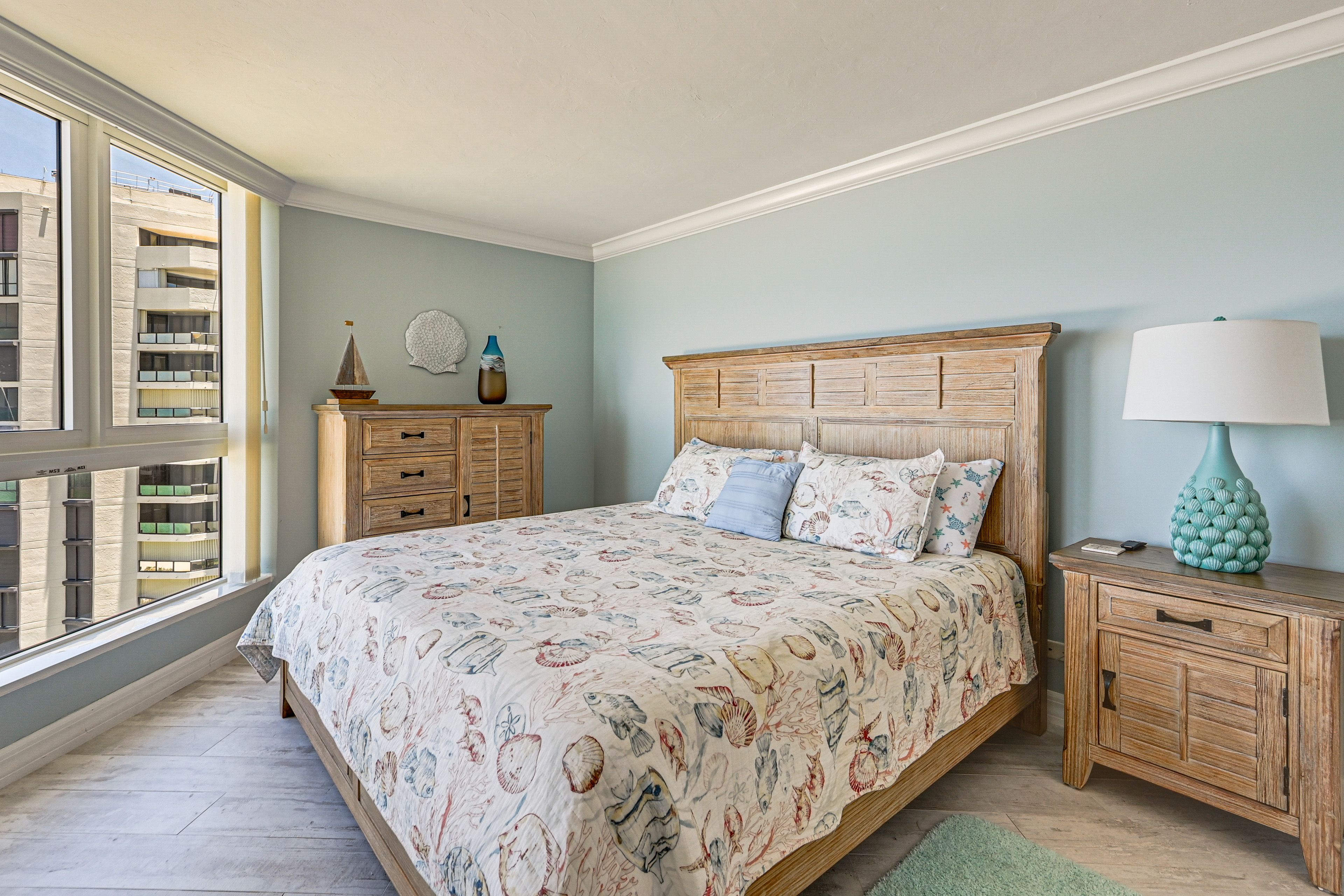 Bedroom 1 | Queen Bed | Smart TV