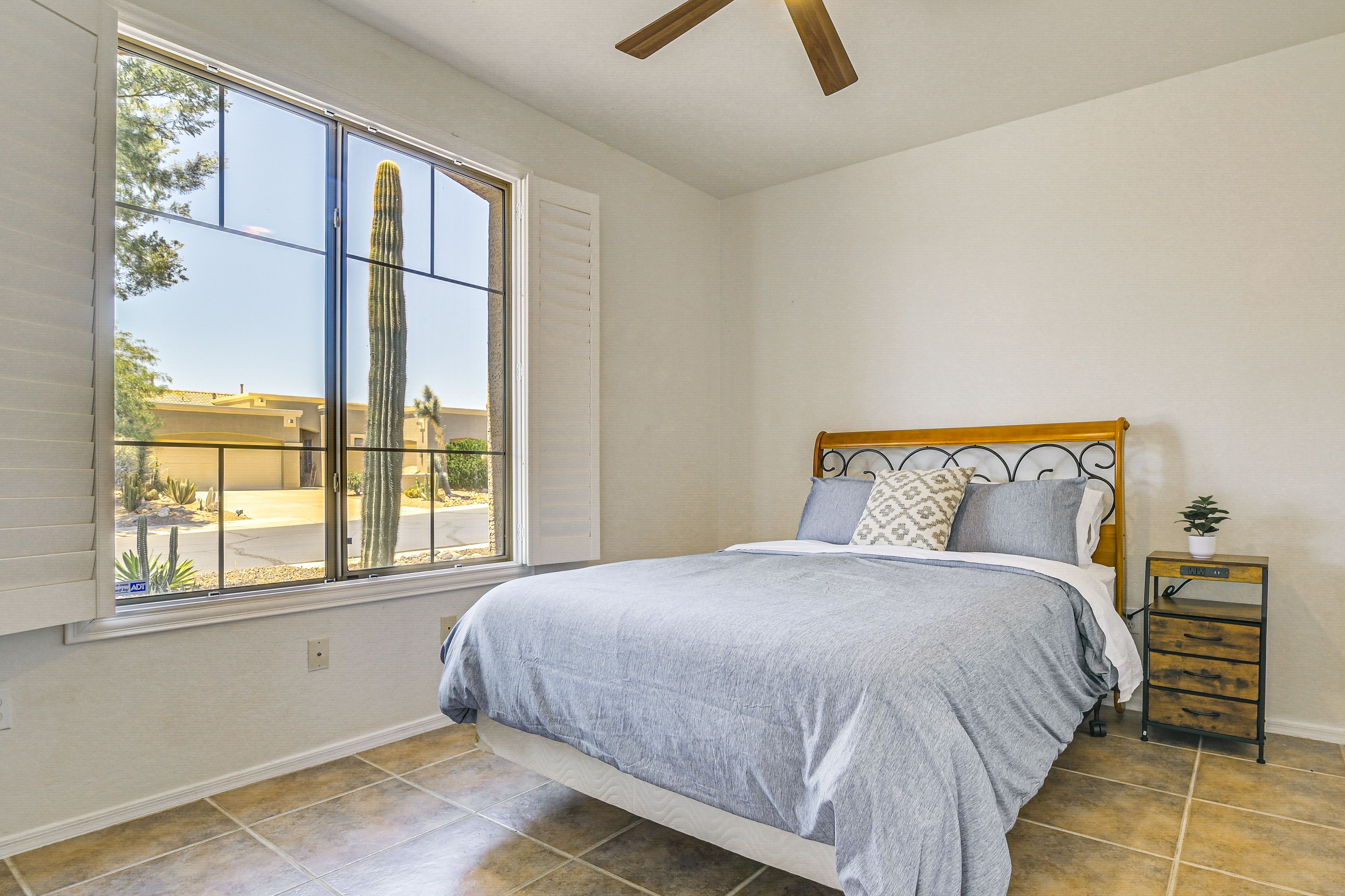 Bedroom 2 | Queen Bed