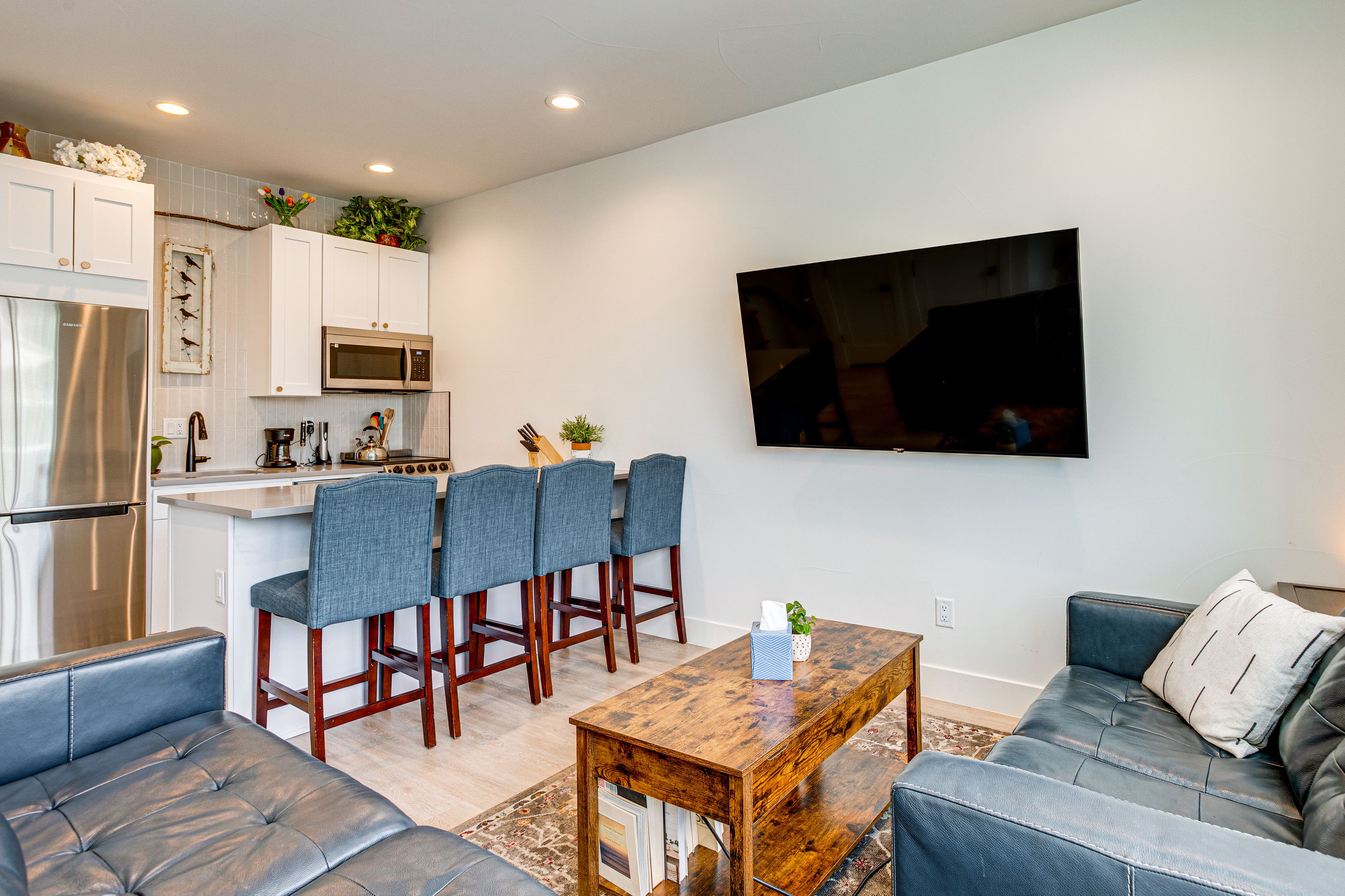 Living Room | Open Floor Plan | Free WiFi | Main Floor