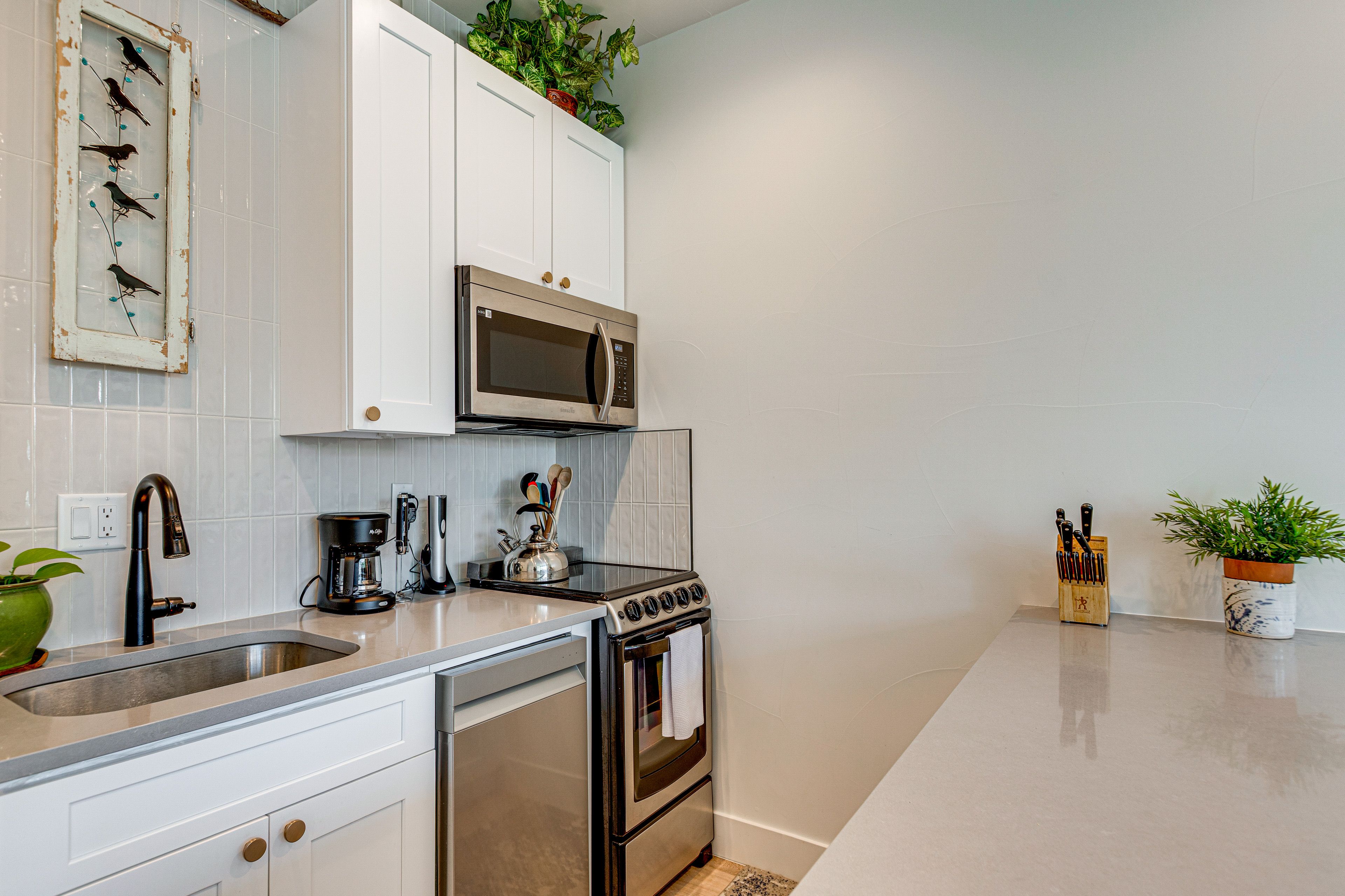 Kitchen | Cooking Basics | Dining Area | Dishes & Flatware Provided | Main Floor