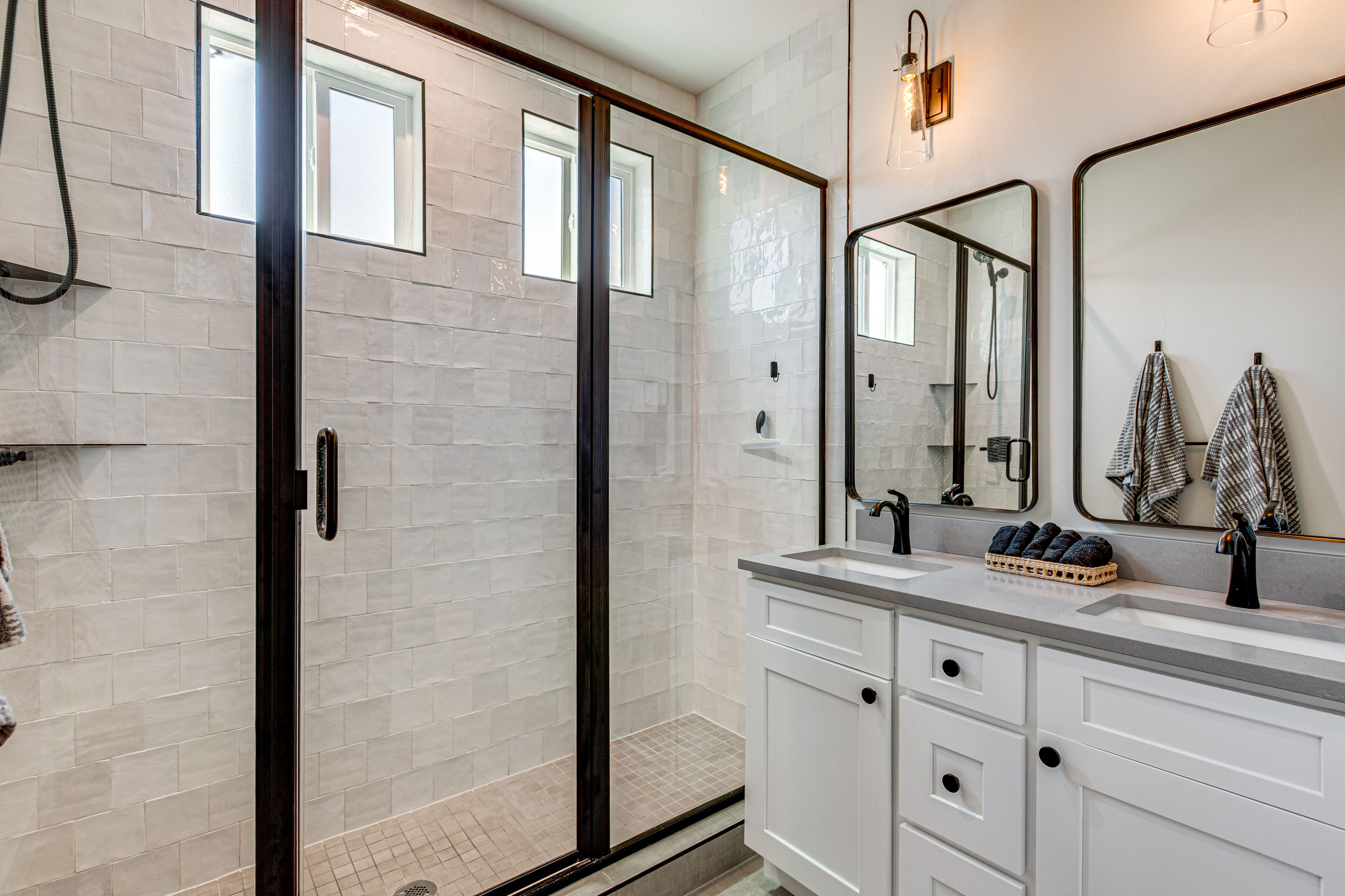 Full Bathroom | Towels & Linens Provided | Upper Floor