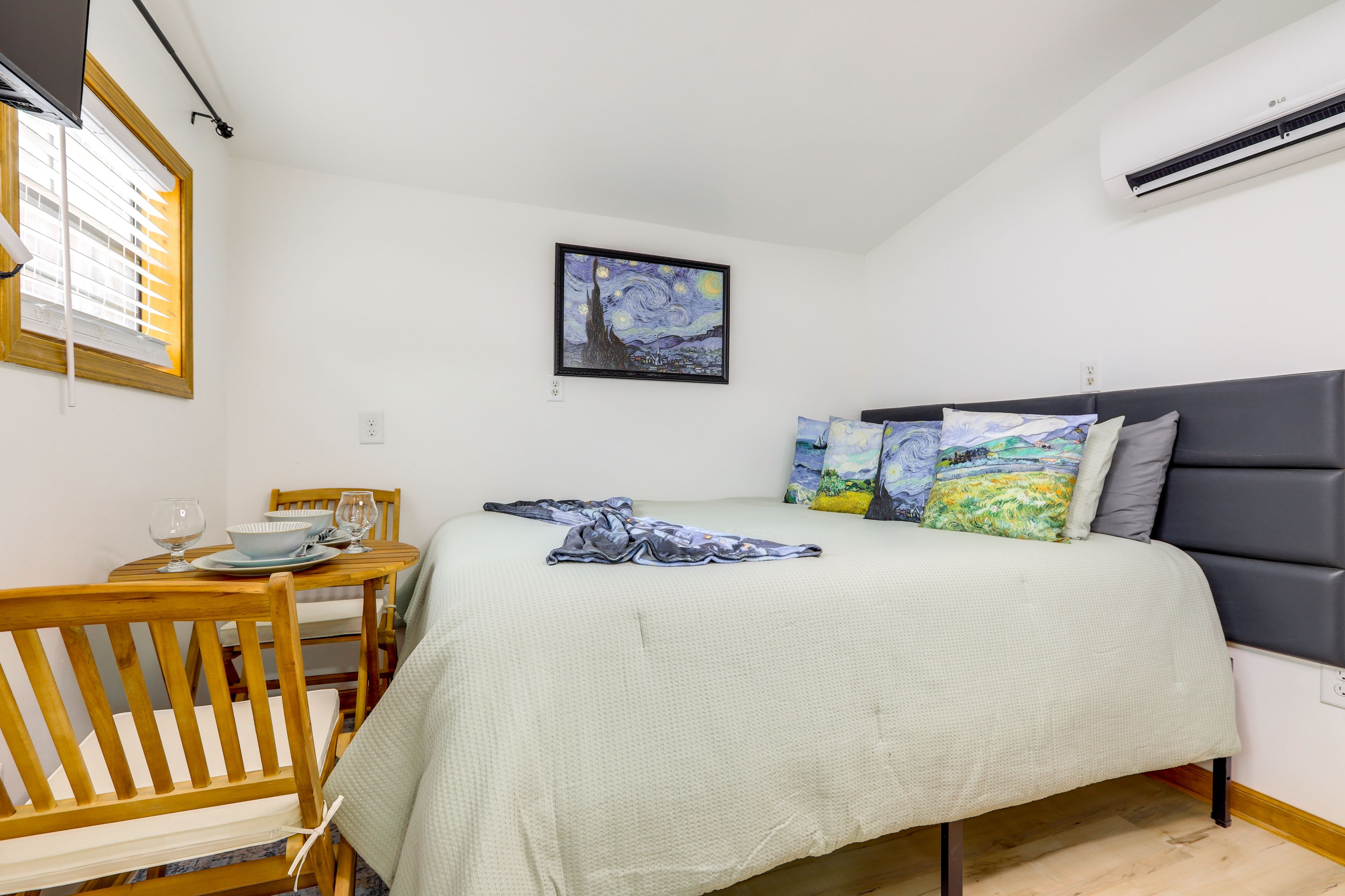Studio | Queen Bed
