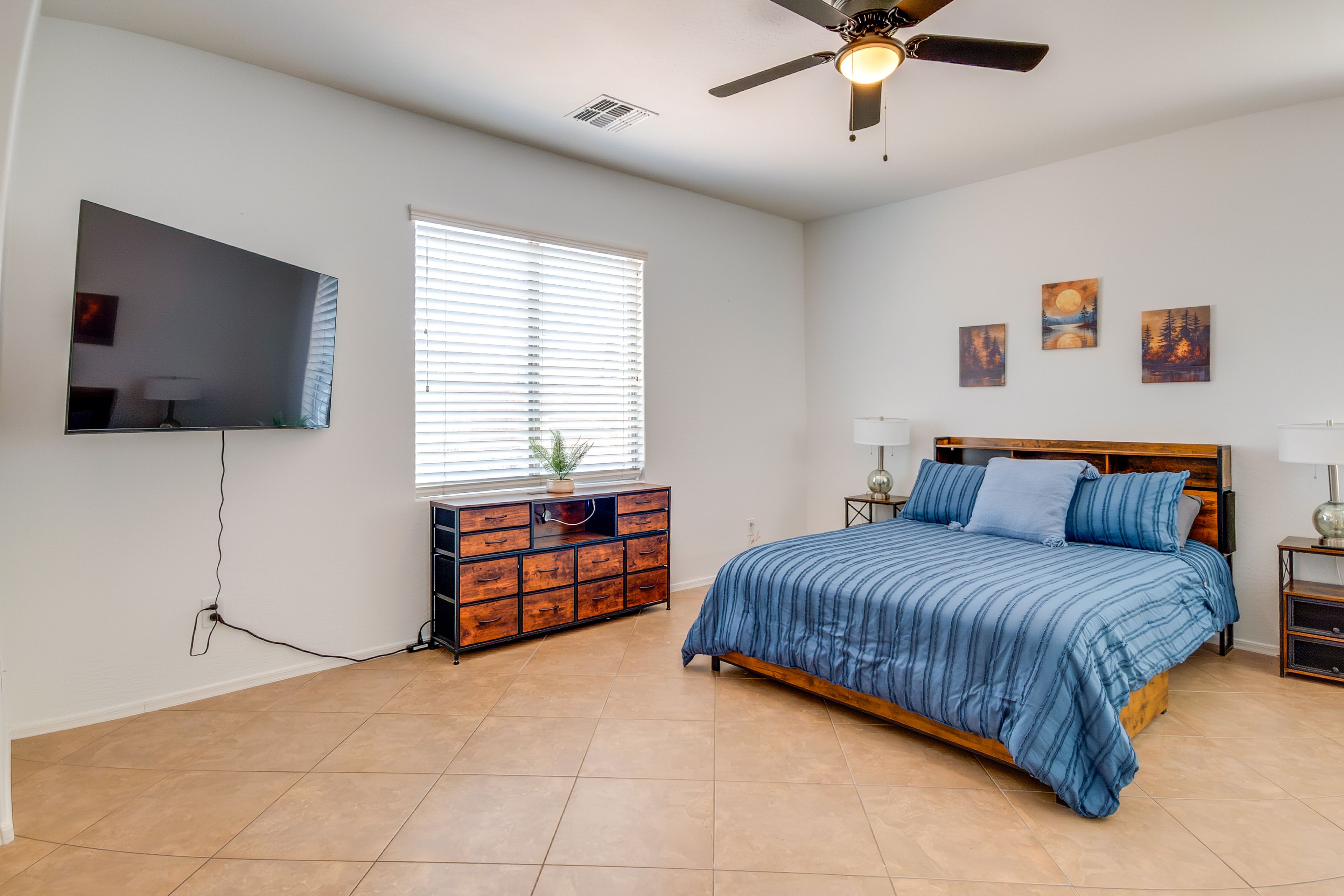 Bedroom 1 | Queen Bed