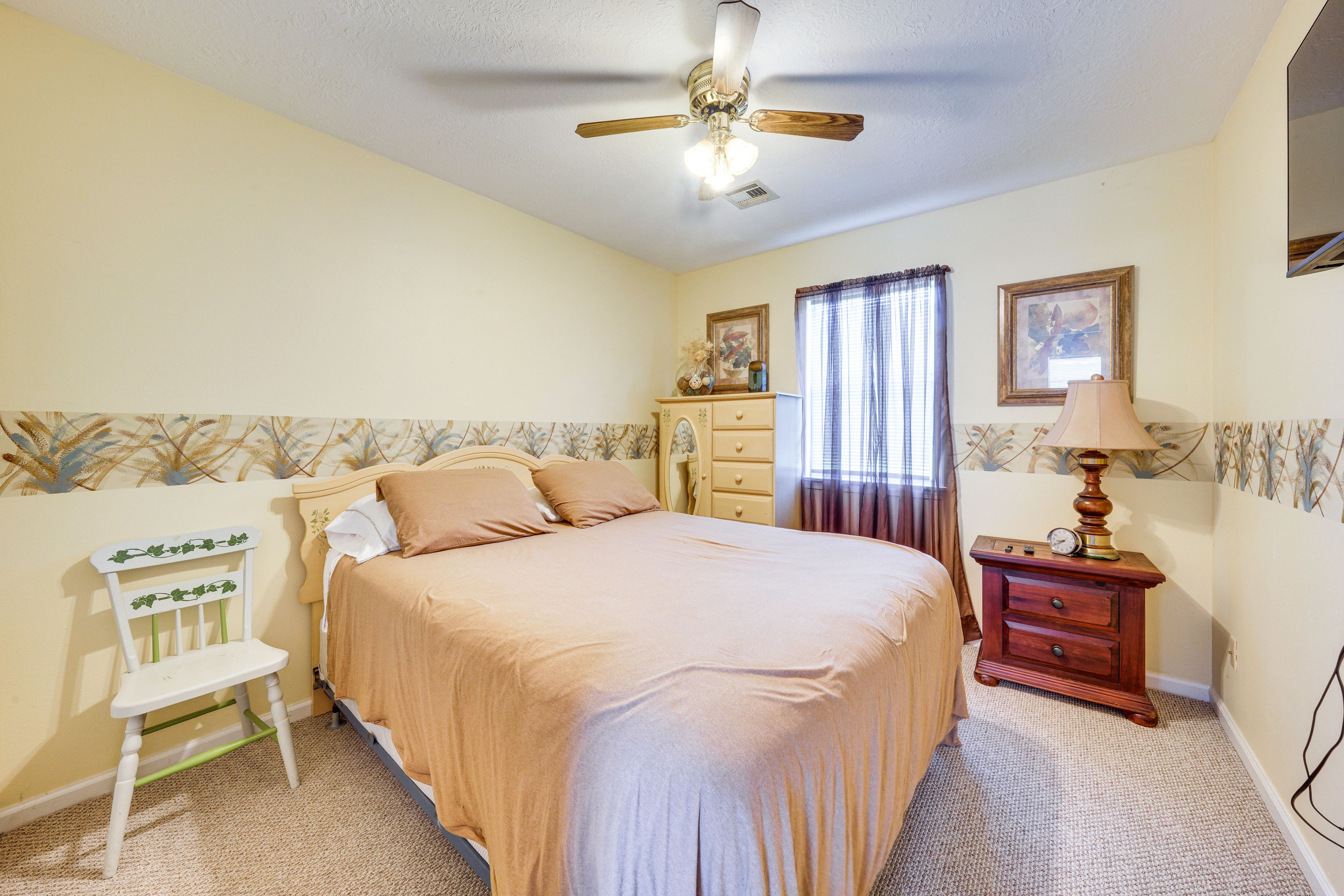 Bedroom | Queen Bed
