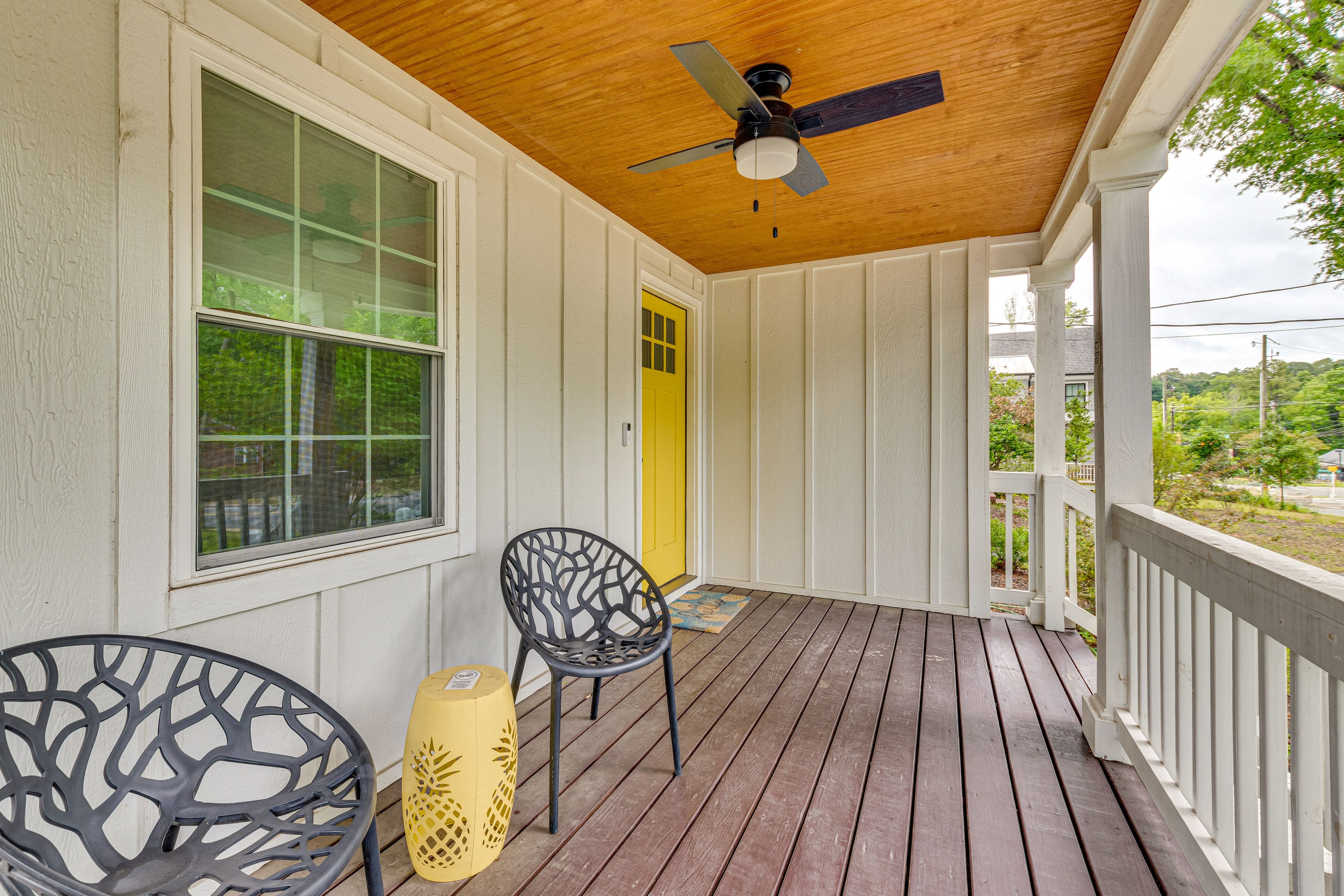 Covered Front Porch w/ Seating