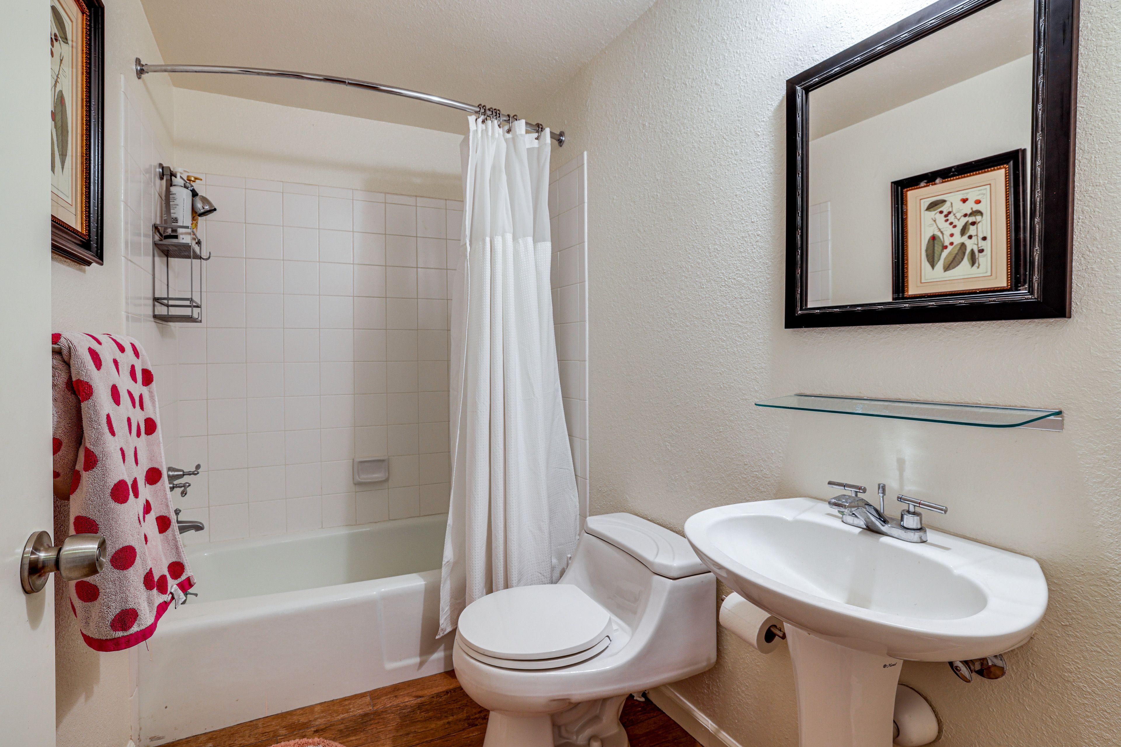 Full Bathroom | Towels & Linens Provided | 1st Floor