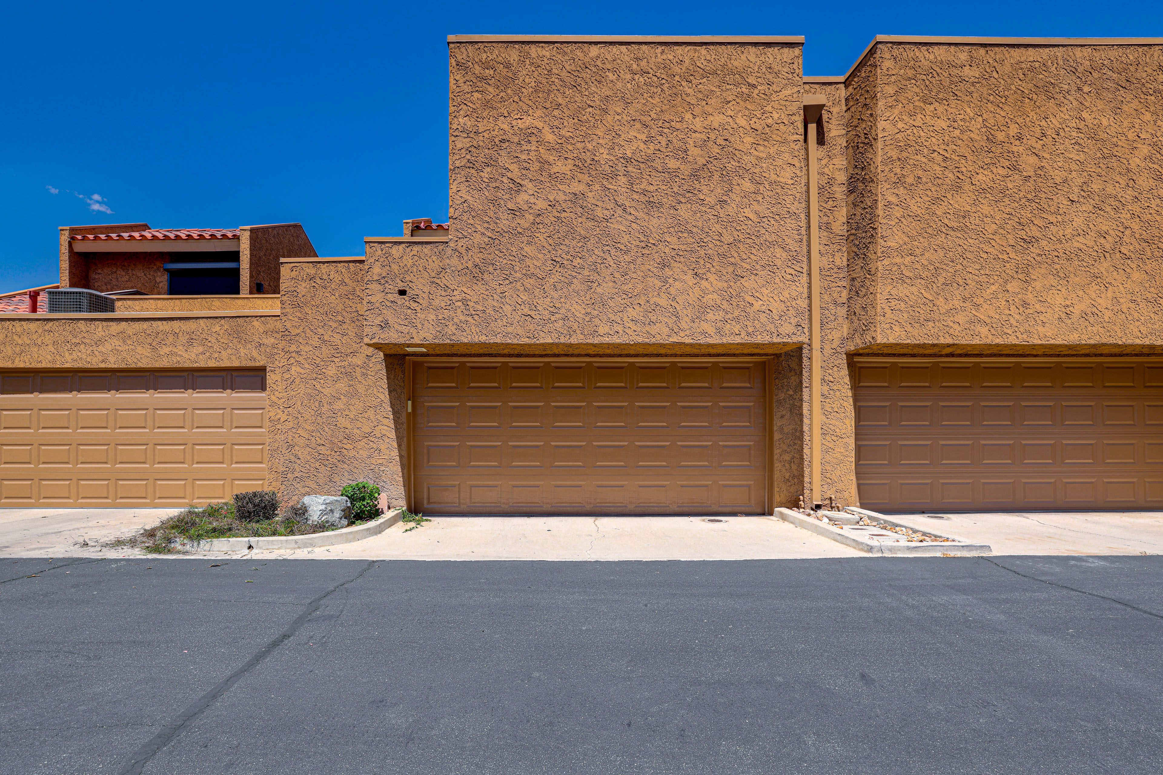 Exterior | Parking | Garage (2 Vehicles)