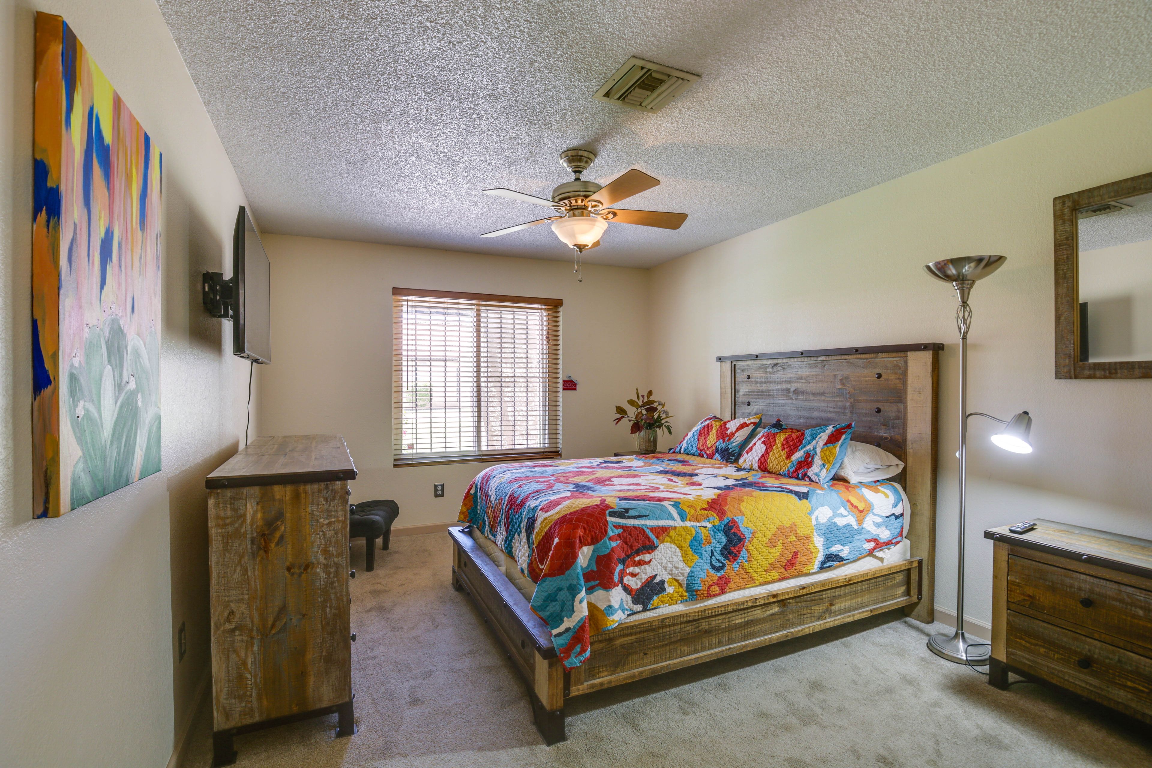 Bedroom 1 | Queen Bed