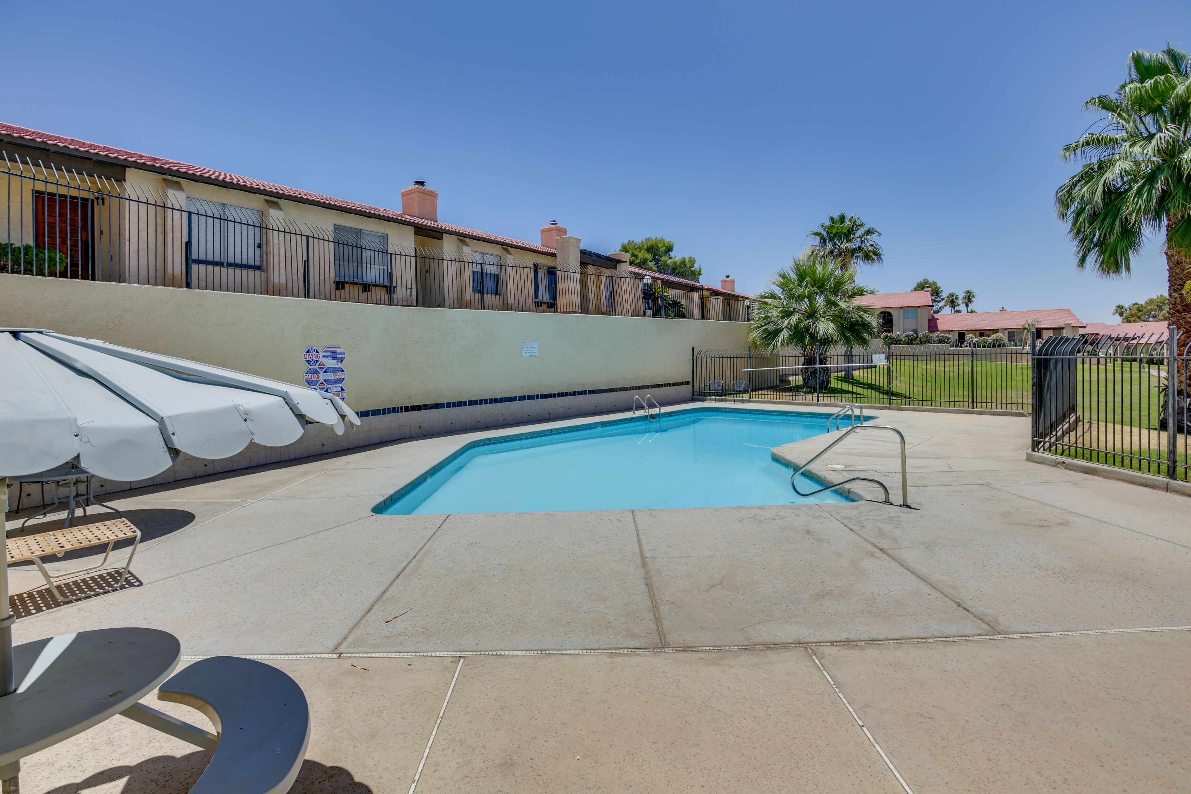 Vista Del Valle Community Amenities | Outdoor Pool
