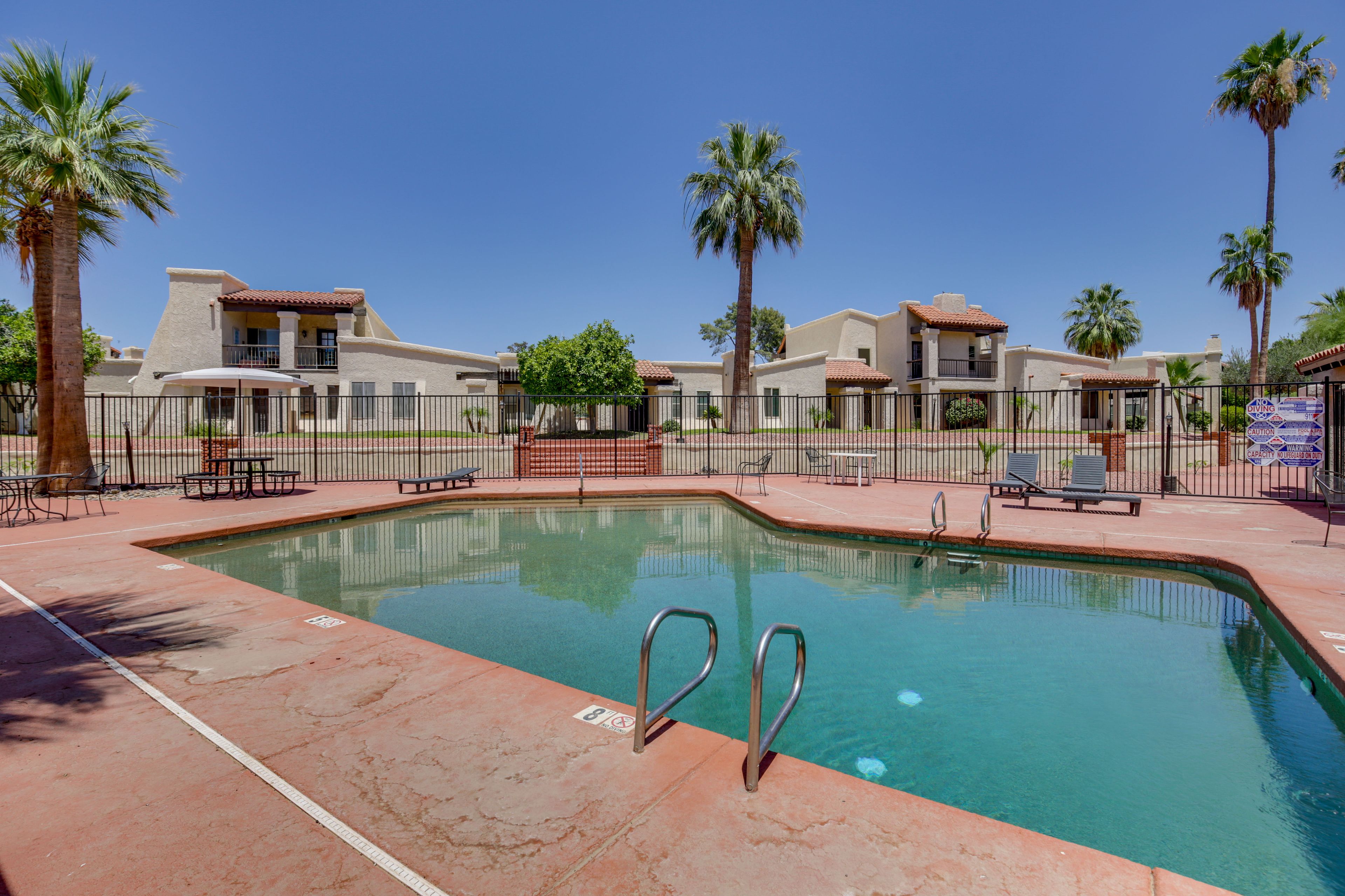 Vista Del Valle Community Amenities | Outdoor Pool