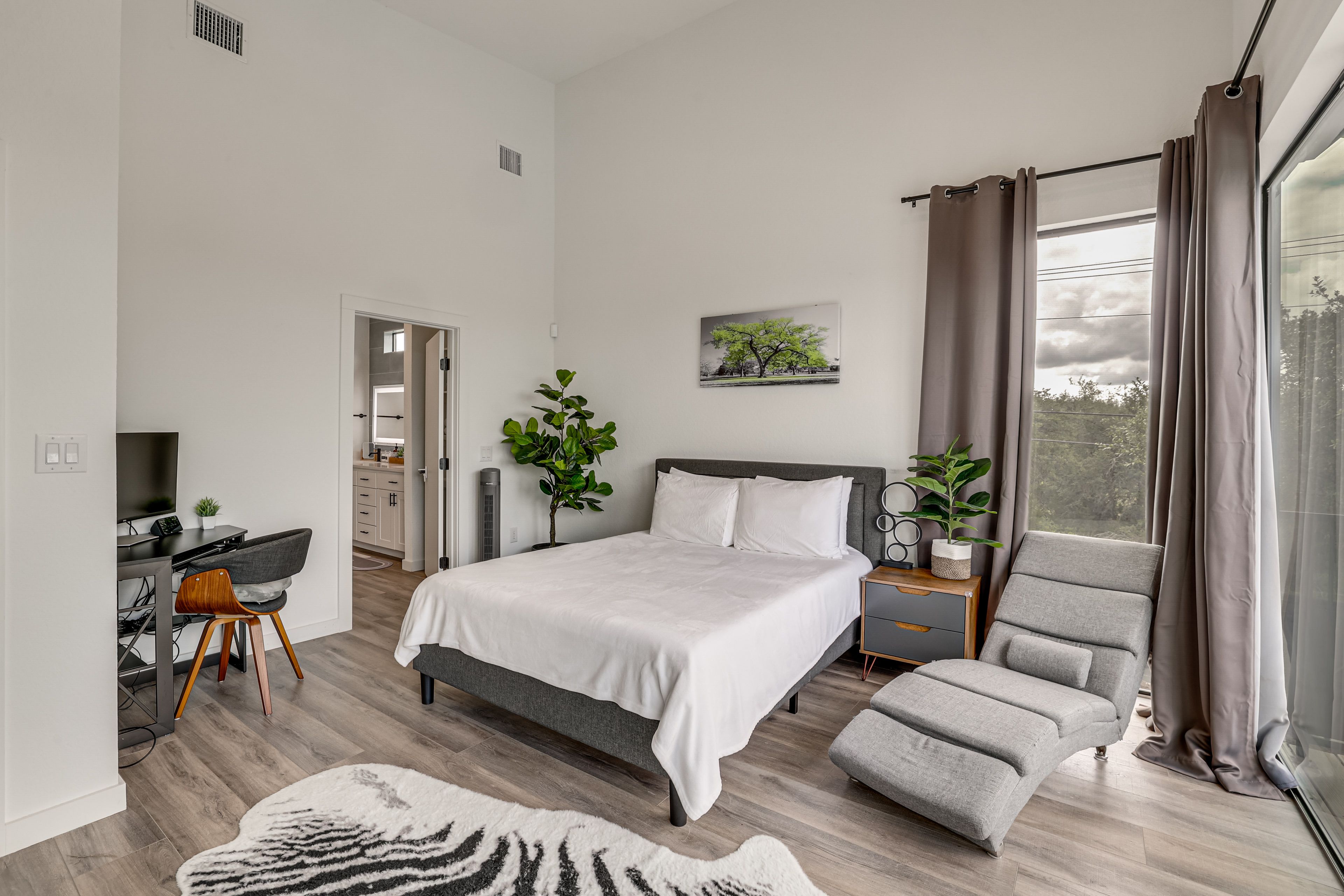 Bedroom 1 | Queen Bed | Smart TV | Workspace