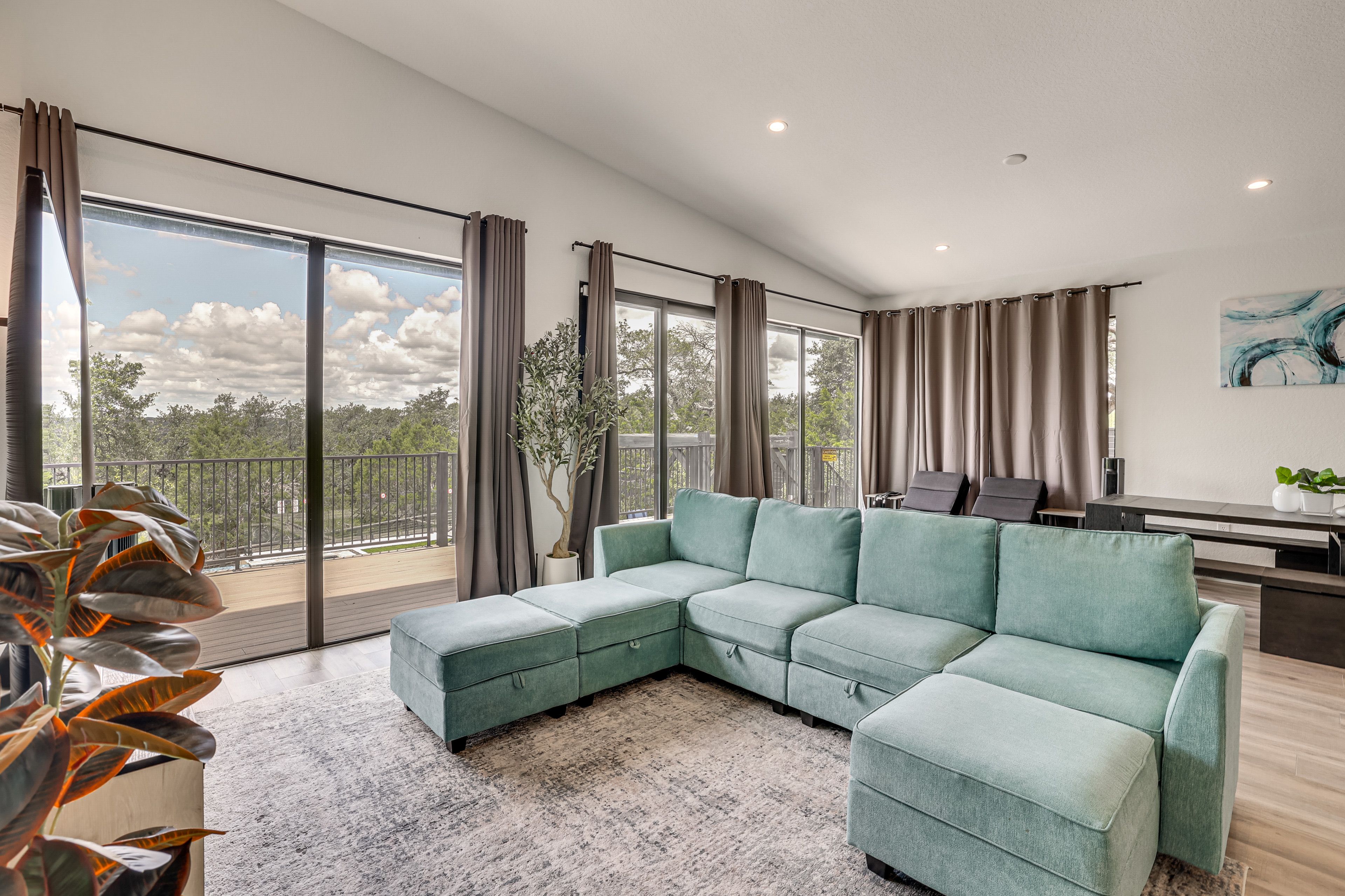 Living Room | Smart TV | Futon