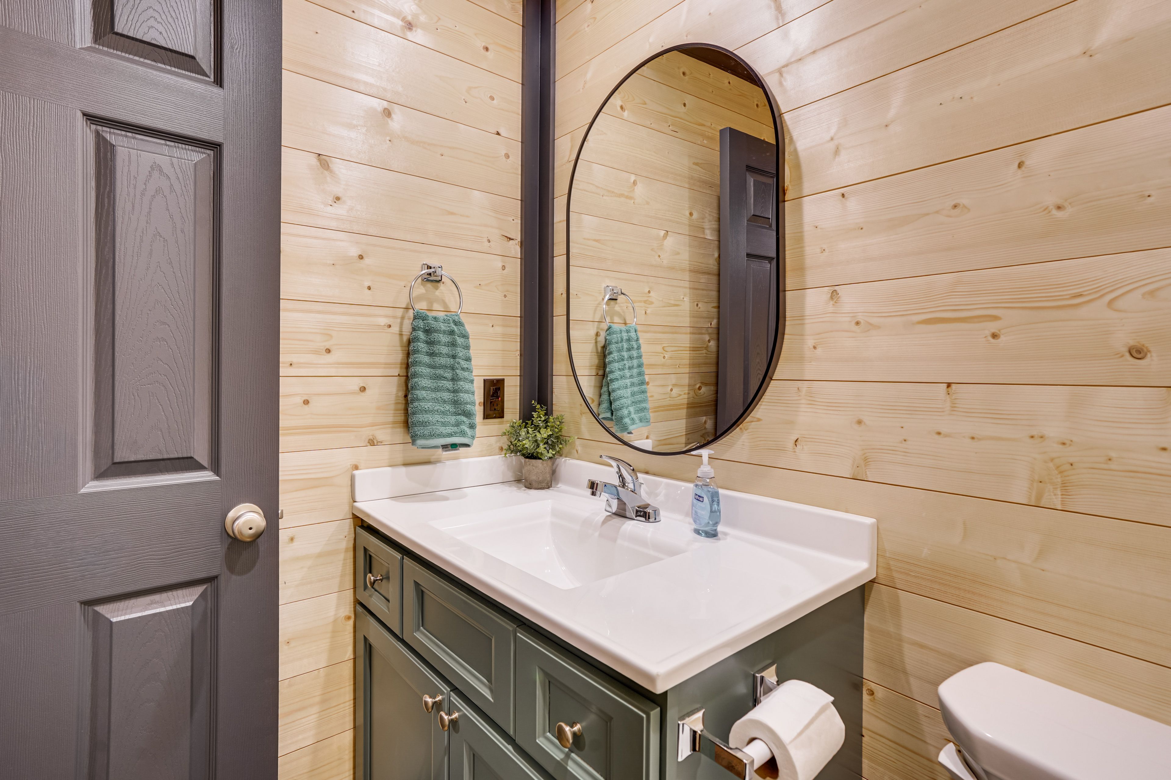 En-Suite Bathroom | Towels & Linens Provided