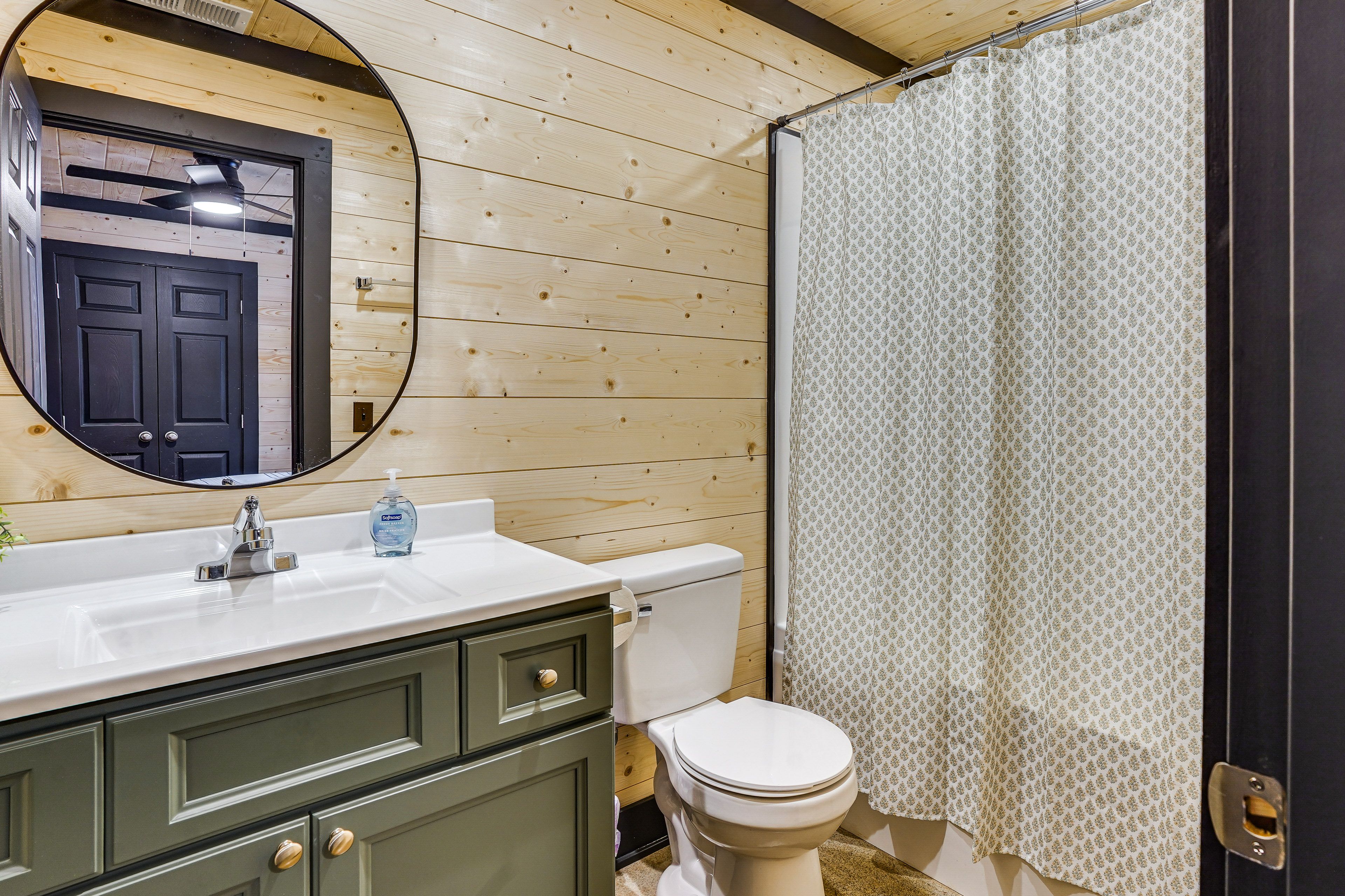En-Suite Bathroom | Towels & Linens Provided