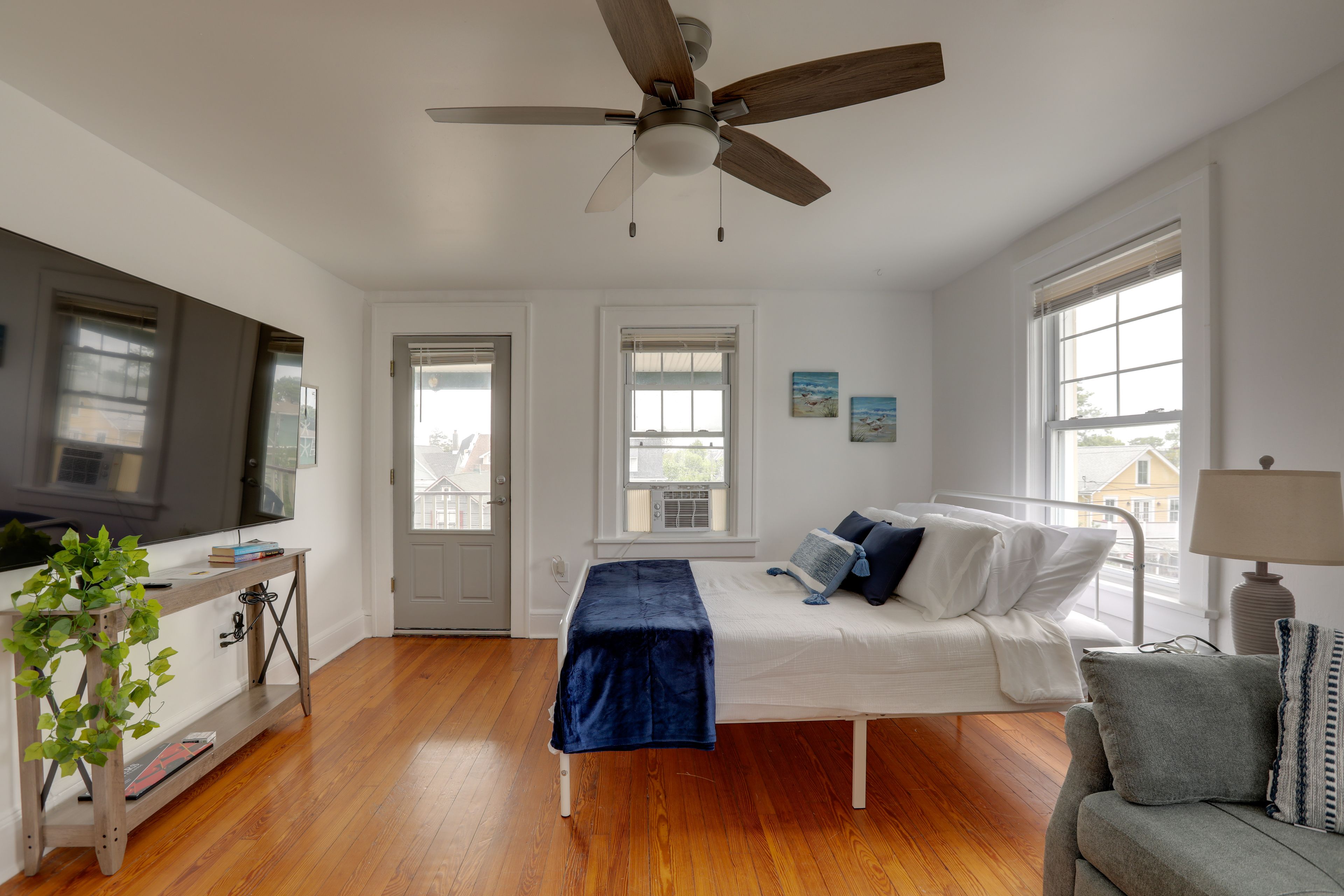 Bedroom | Queen Bed | Queen Sleeper Sofa