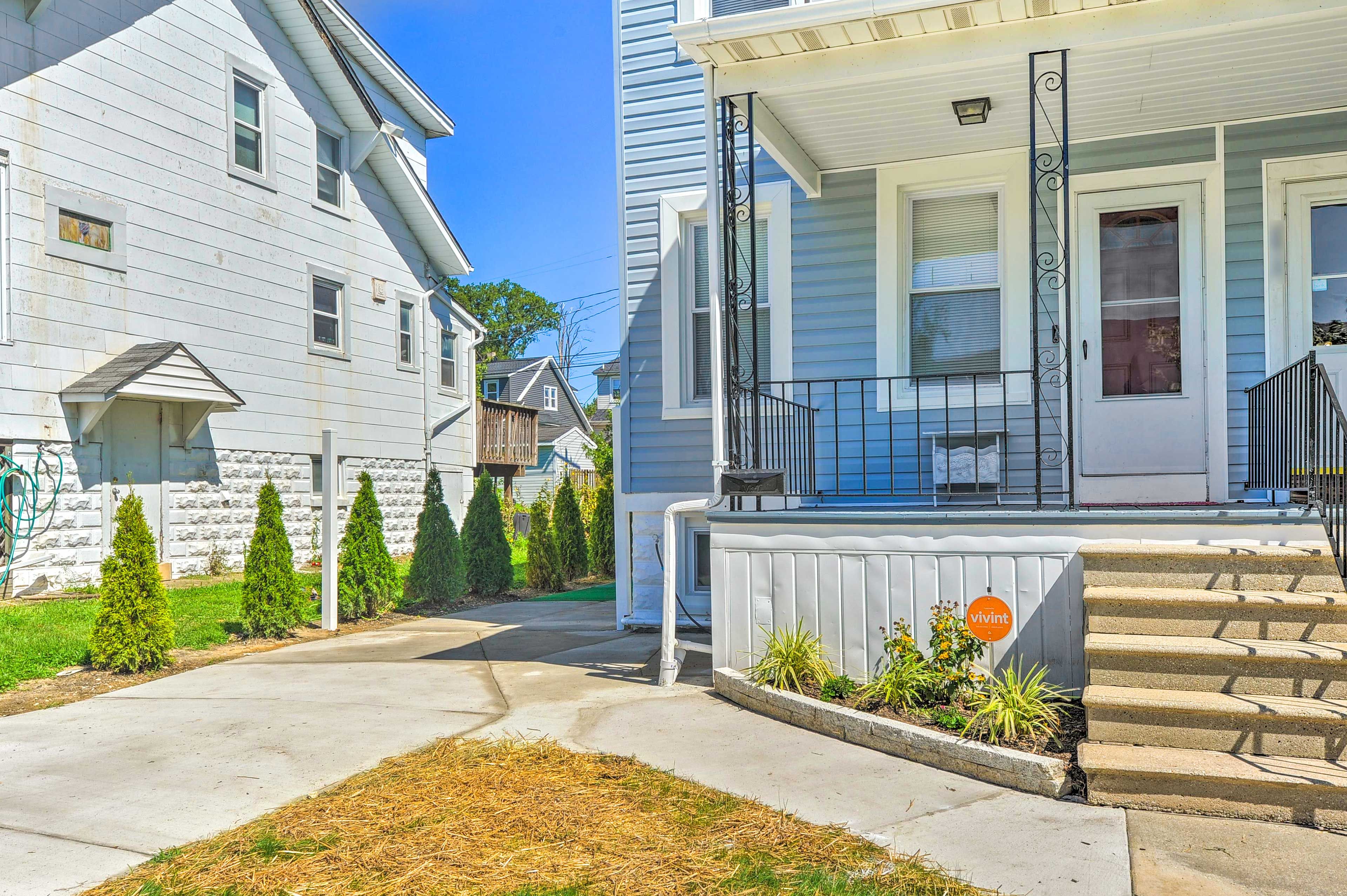 Exterior | Front Entrance | Driveway Parking (2 Vehicles)